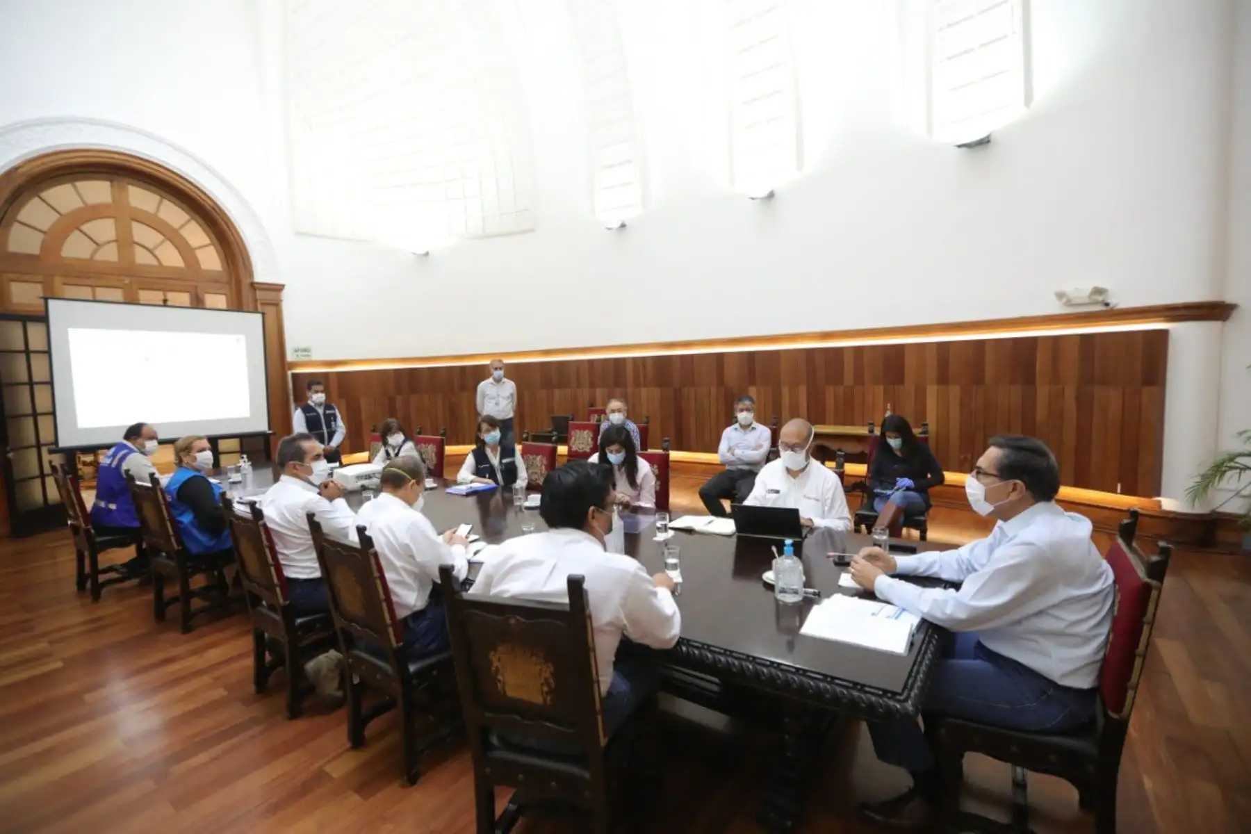 El presidente Martin Vizcarra, ministros de Estado, responsables del sistema de salud e integrantes del Comando COVID-19 se reúnen para definir las próximas medidas contra el coronavirus y proteger la vida y salud. Foto: Presidencia