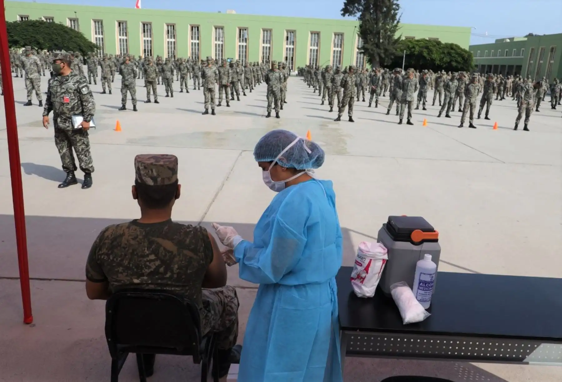 Cerca de 1,600 miembros del Ejército del Perú son vacunados contra la influenza en jornada liderada por los equipos de inmunizaciones del MINSA. 

Foto: Ejército del Perú