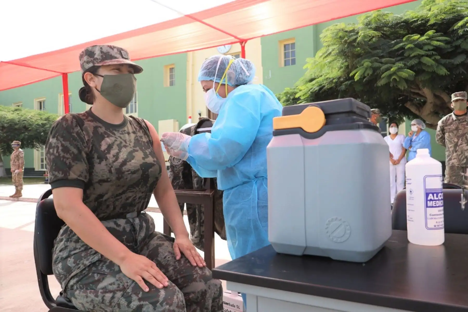 Cerca de 1,600 miembros del Ejército del Perú son vacunados contra la influenza en jornada liderada por los equipos de inmunizaciones del MINSA. 

Foto: Ejército del Perú