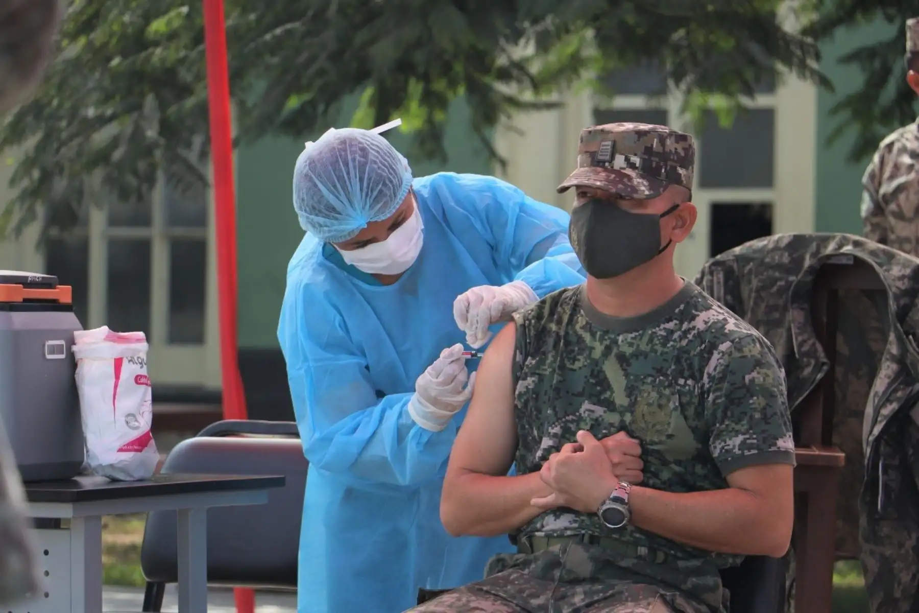 Cerca de 1,600 miembros del Ejército del Perú son vacunados contra la influenza en jornada liderada por los equipos de inmunizaciones del MINSA. 

Foto: Ejército del Perú