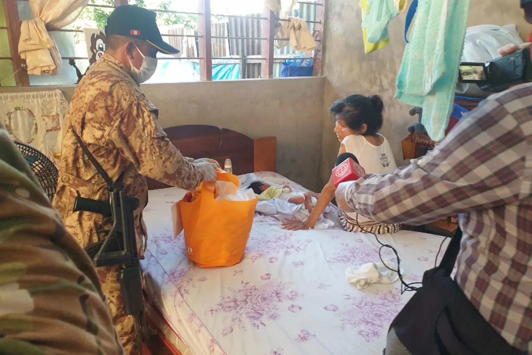 Ejercito del Perú y Caritas Perú entregaron kits de víveres a familias necesitadas  de zonas  de Puno, Cajamarca, Juliaca y Puerto Maldonado en el marco de la campaña  " Ayúdanos a Ayudar ".
Foto: Mindef