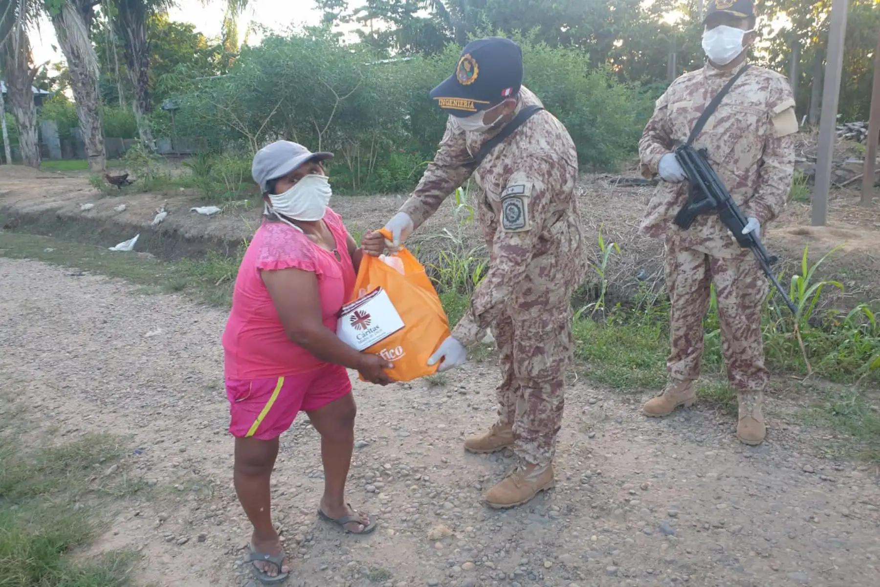 Ejercito del Perú y Caritas Perú entregaron kits de víveres a familias necesitadas  de zonas  de Puno, Cajamarca, Juliaca y Puerto Maldonado en el marco de la campaña  " Ayúdanos a Ayudar ".
Foto: Mindef