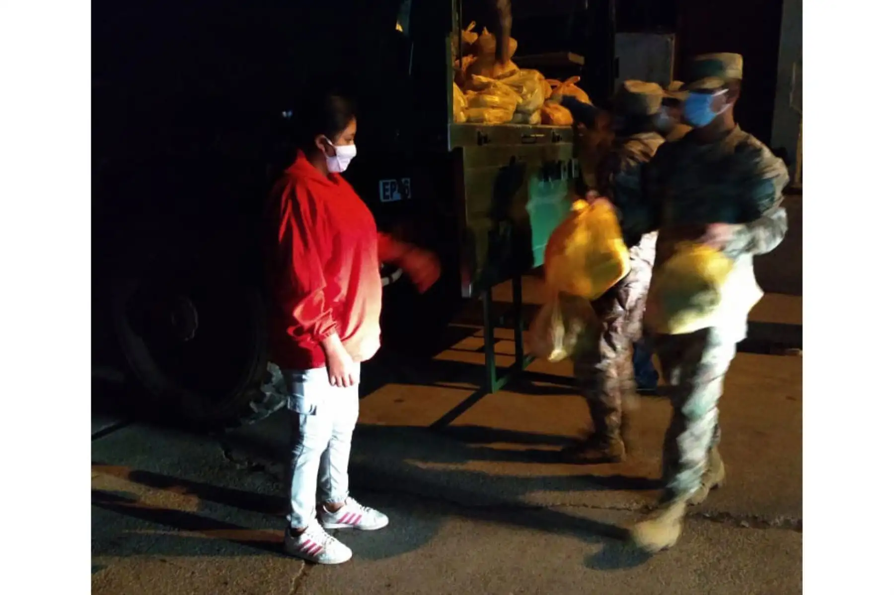 Ejercito del Perú y Caritas Perú entregaron kits de víveres a familias necesitadas  de zonas  de Puno, Cajamarca, Juliaca y Puerto Maldonado en el marco de la campaña  " Ayúdanos a Ayudar ".
Foto: Mindef