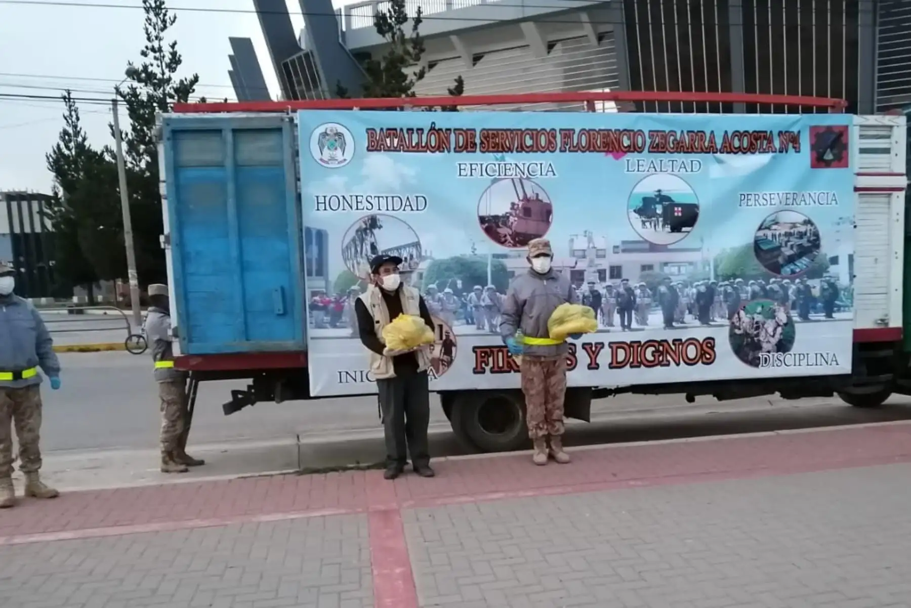 Ejercito del Perú y Caritas Perú entregaron kits de víveres a familias necesitadas  de zonas  de Puno, Cajamarca, Juliaca y Puerto Maldonado en el marco de la campaña  " Ayúdanos a Ayudar ".
Foto: Mindef