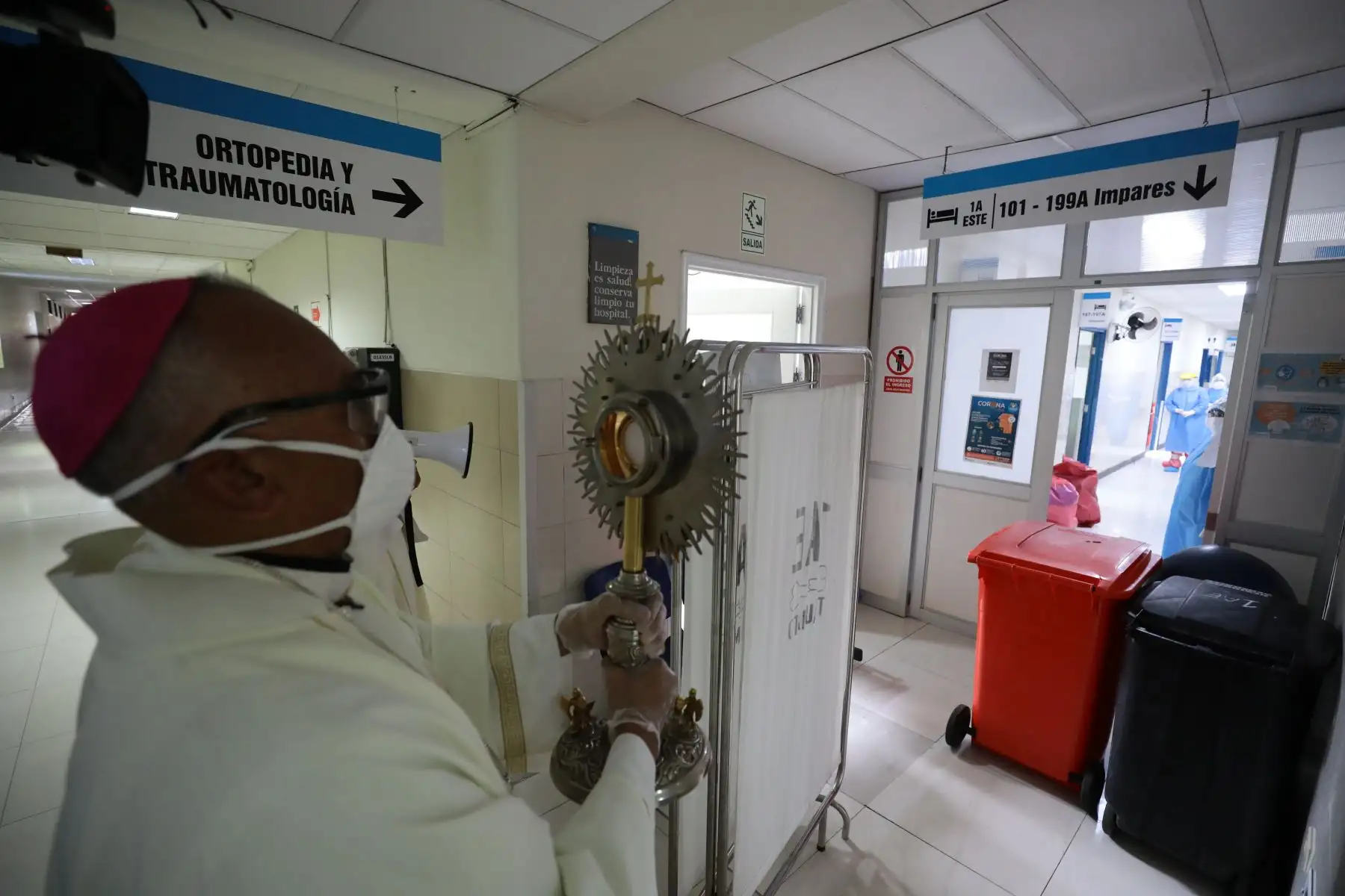 Monseñor Guillermo Elías llevó a cabo "Misa para los enfermos del Coronavirus-19", en el hospital Guillermo Almenara.Foto:ANDINA/Essalud