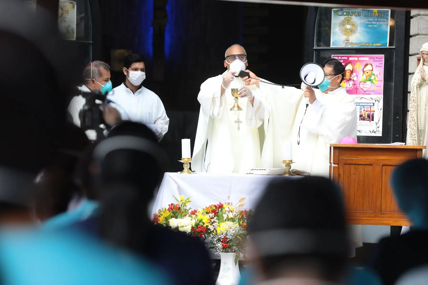 Monseñor Guillermo Elías llevó a cabo "Misa para los enfermos del Coronavirus-19", en el hospital Guillermo Almenara.Foto:ANDINA/Essalud