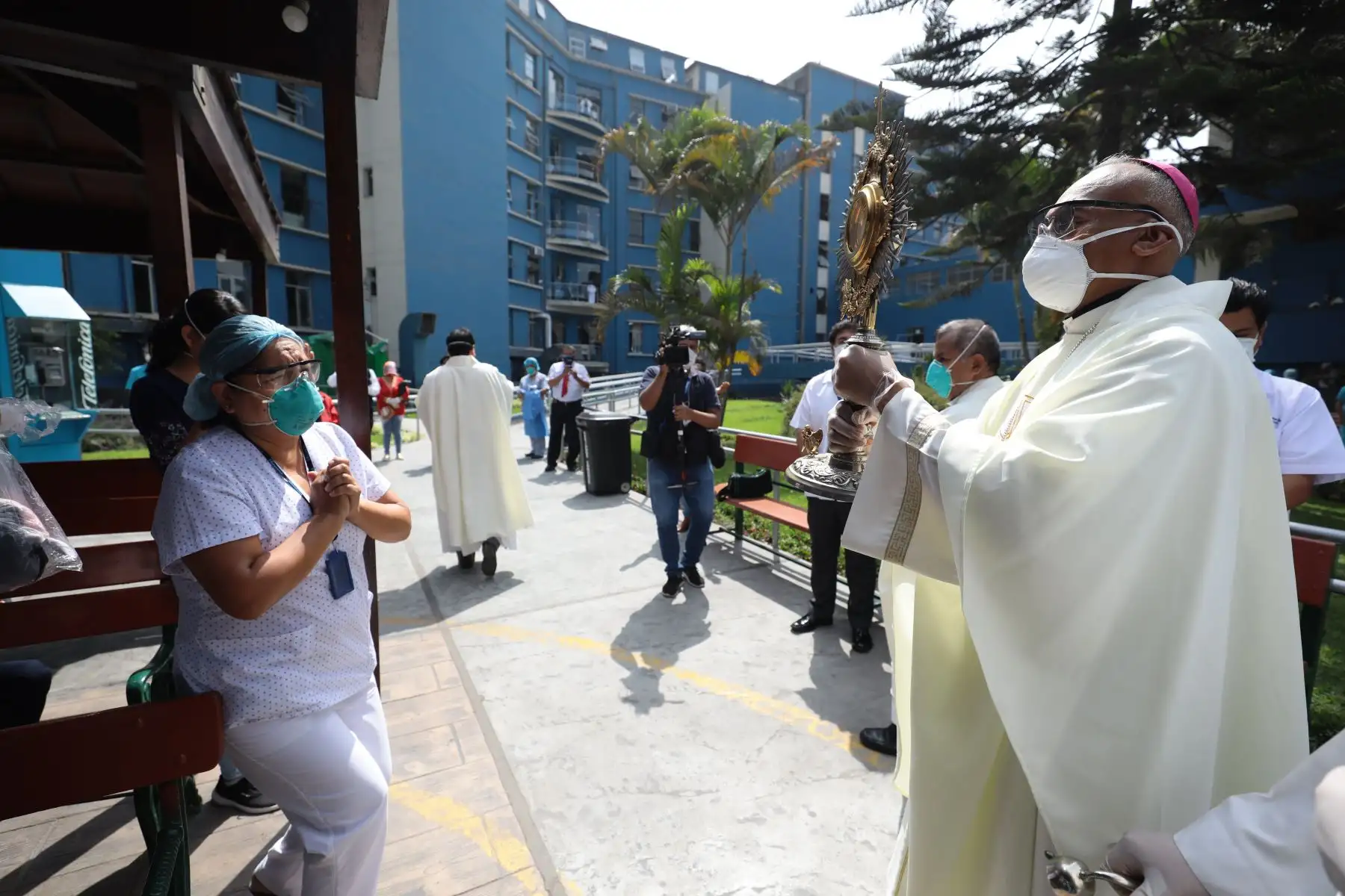 Monseñor Guillermo Elías llevó a cabo "Misa para los enfermos del Coronavirus-19", en el hospital Guillermo Almenara.Foto:ANDINA/Essalud