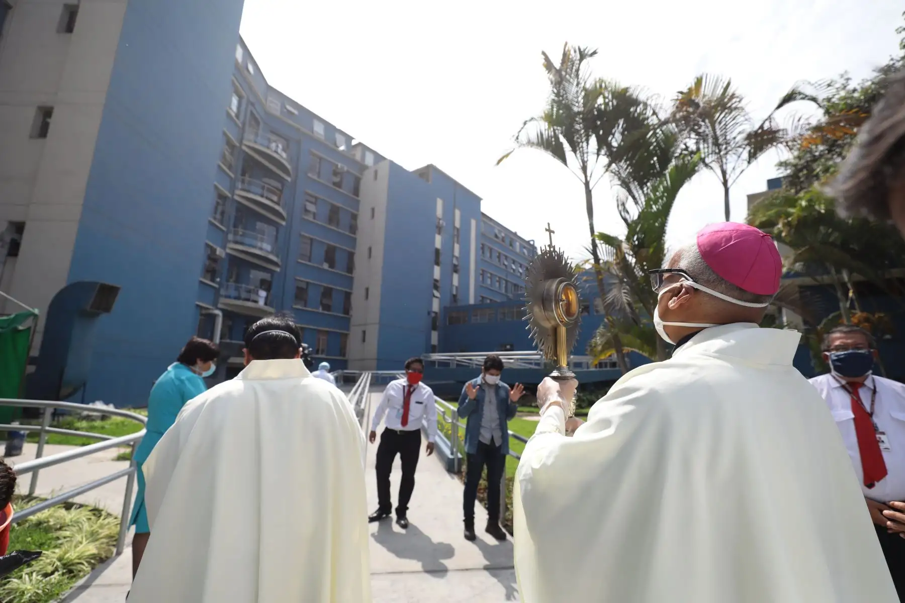 Monseñor Guillermo Elías llevó a cabo "Misa para los enfermos del Coronavirus-19", en el hospital Guillermo Almenara.Foto:ANDINA/Essalud