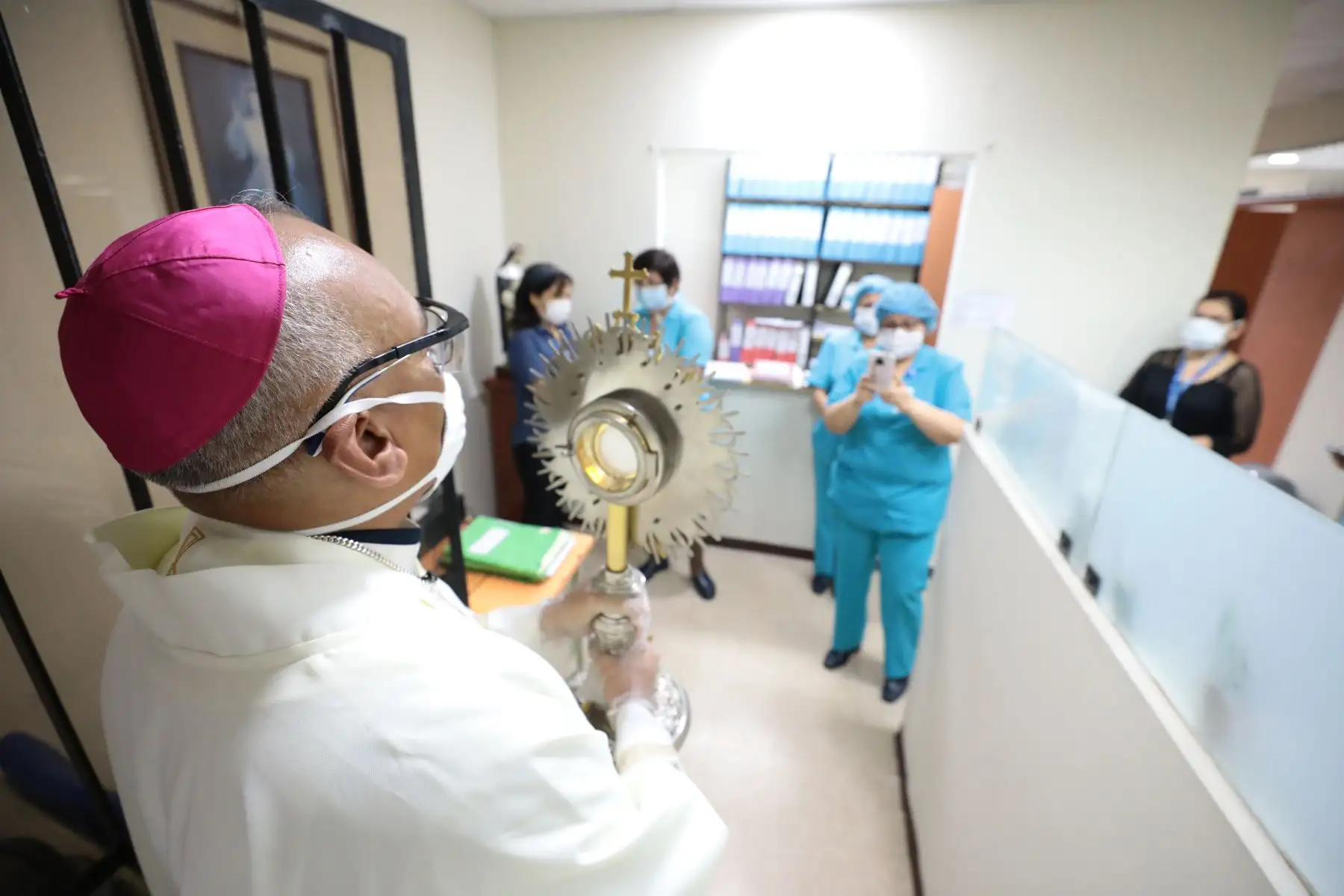 Monseñor Guillermo Elías llevó a cabo "Misa para los enfermos del Coronavirus-19", en el hospital Guillermo Almenara.Foto:ANDINA/Essalud