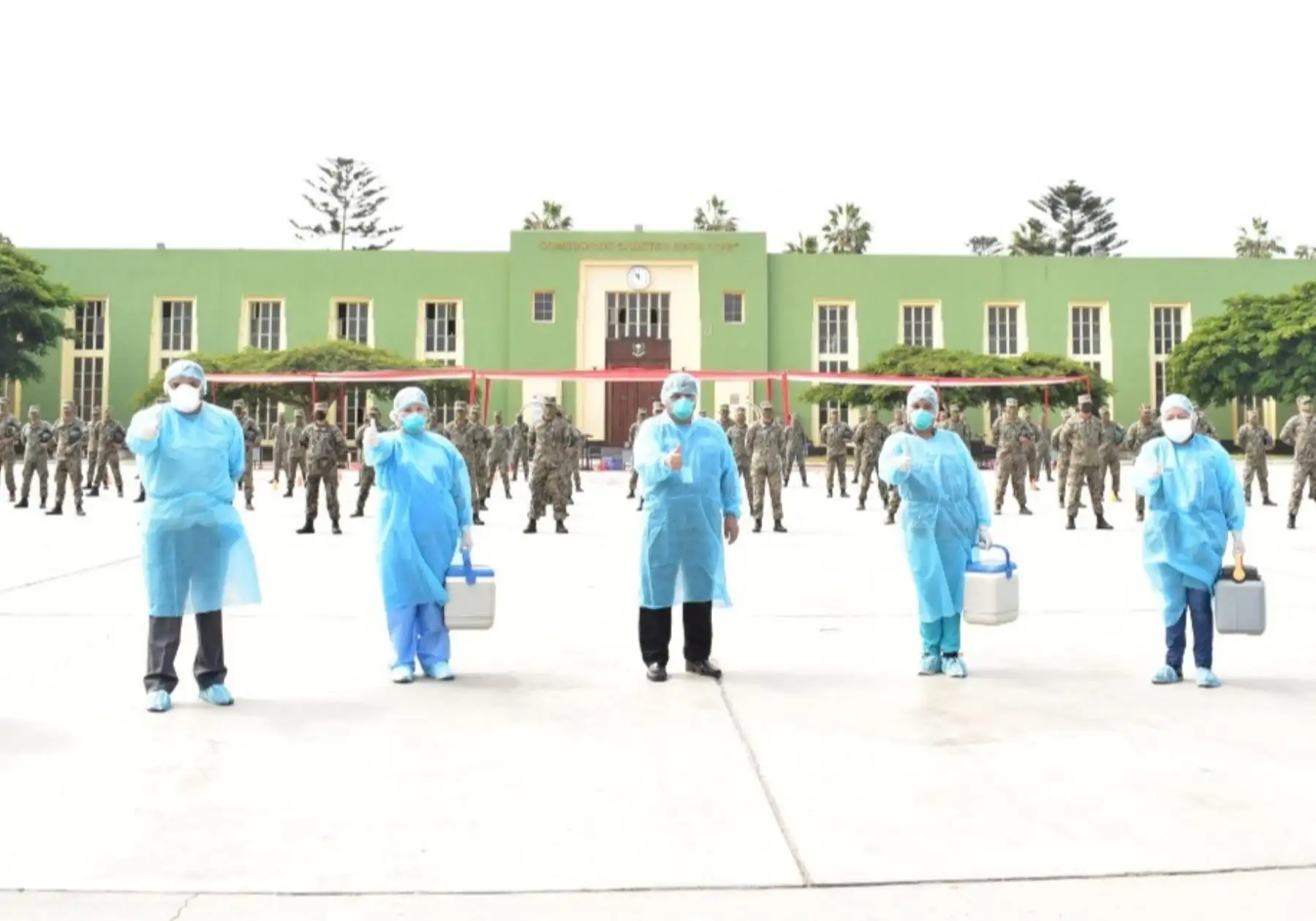 Cerca de 1,600 miembros del Ejército del Perú son vacunados contra la influenza en jornada liderada por los equipos de inmunizaciones del MINSA. 

Foto: Ejército del Perú