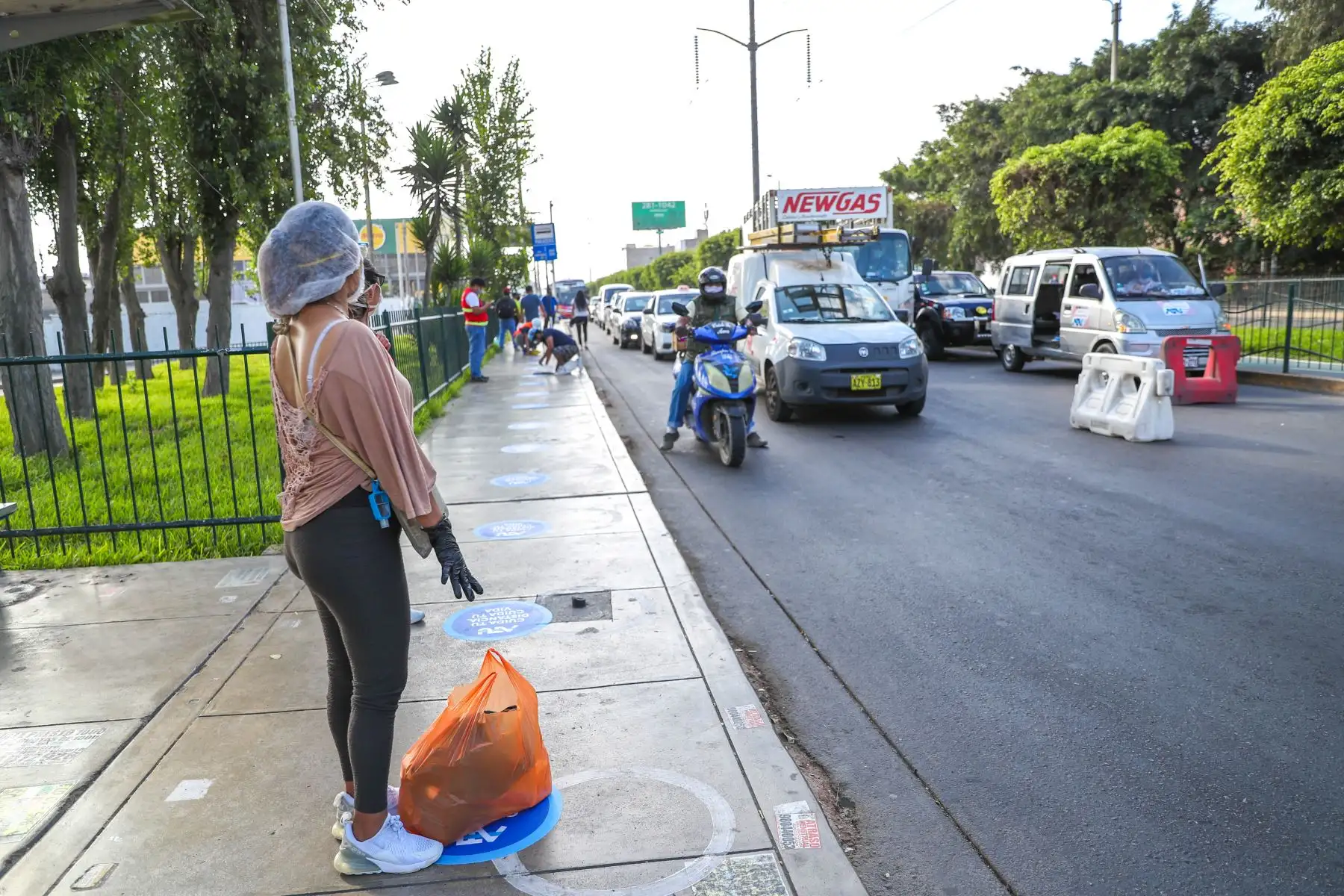ATU realiza colocación de stickers de distanciamiento social en paraderos de transporte público. Foto: ANDINA/Difusión