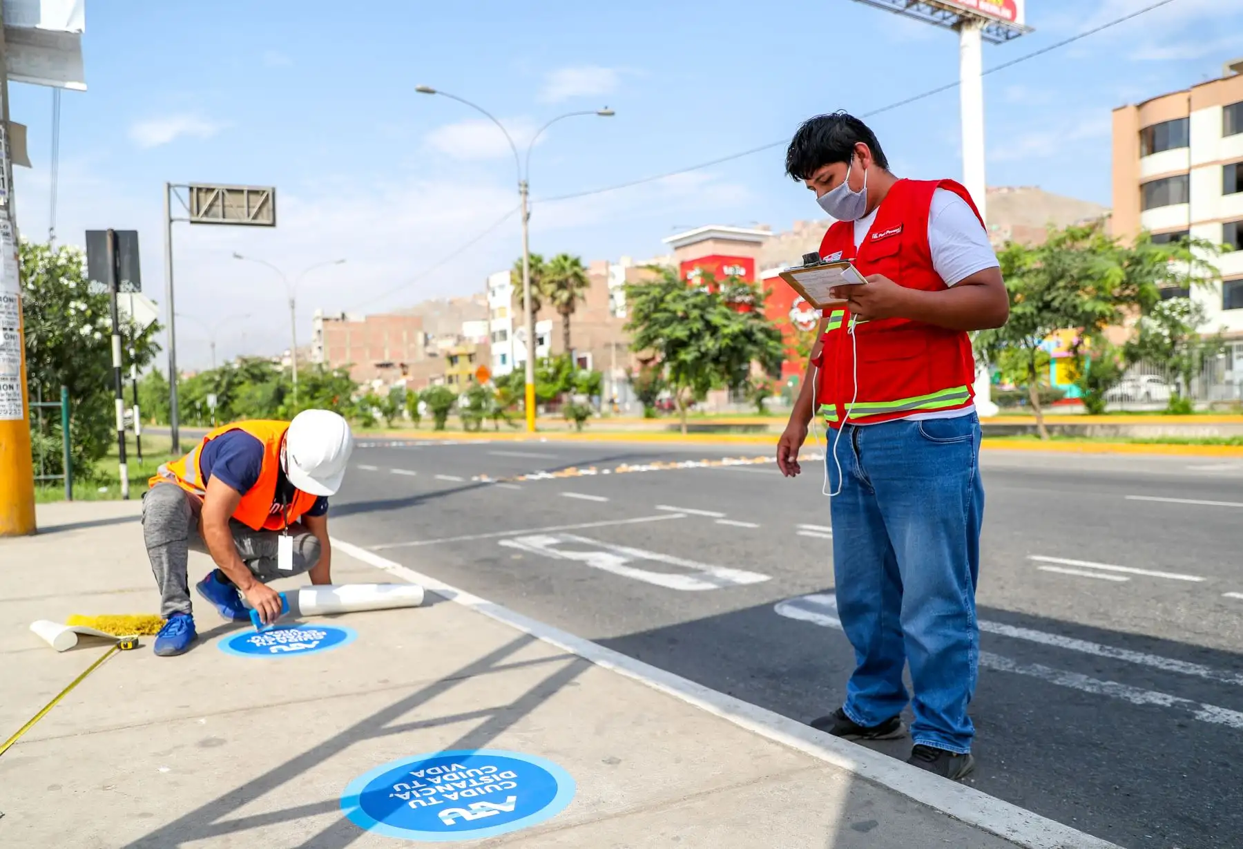 ATU realiza colocación de stickers de distanciamiento social en paraderos de transporte público. Foto: ANDINA/Difusión