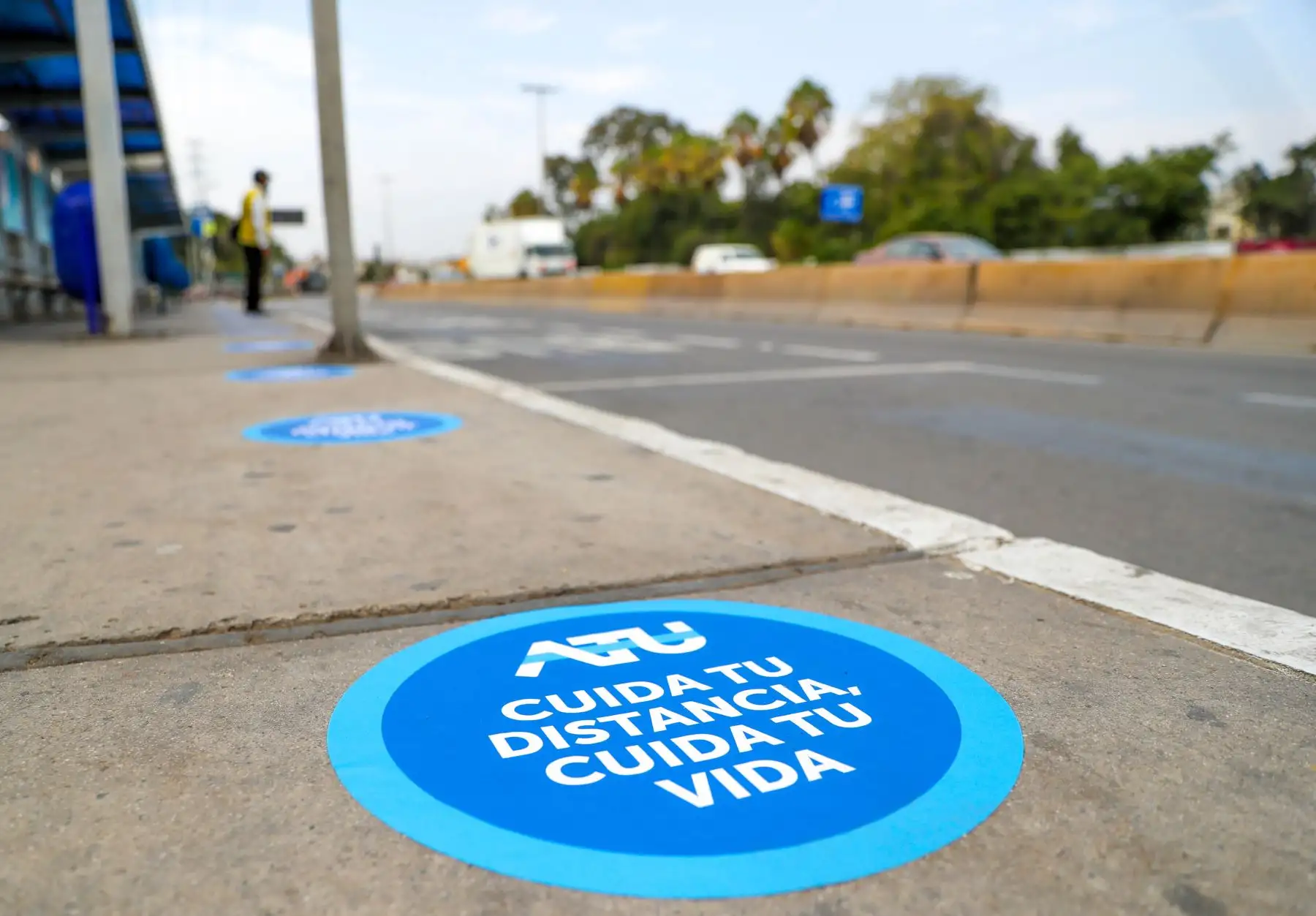 ATU realiza colocación de stickers de distanciamiento social en paraderos de transporte público. Foto: ANDINA/Difusión