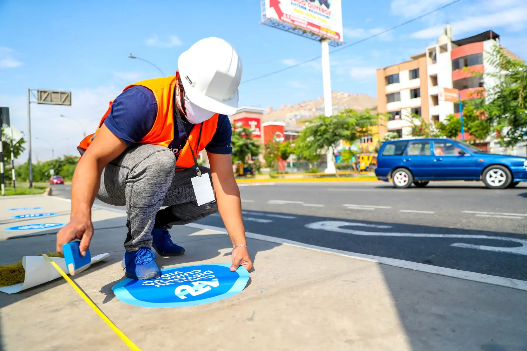 ATU realiza colocación de stickers de distanciamiento social en paraderos de transporte público. Foto: ANDINA/Difusión