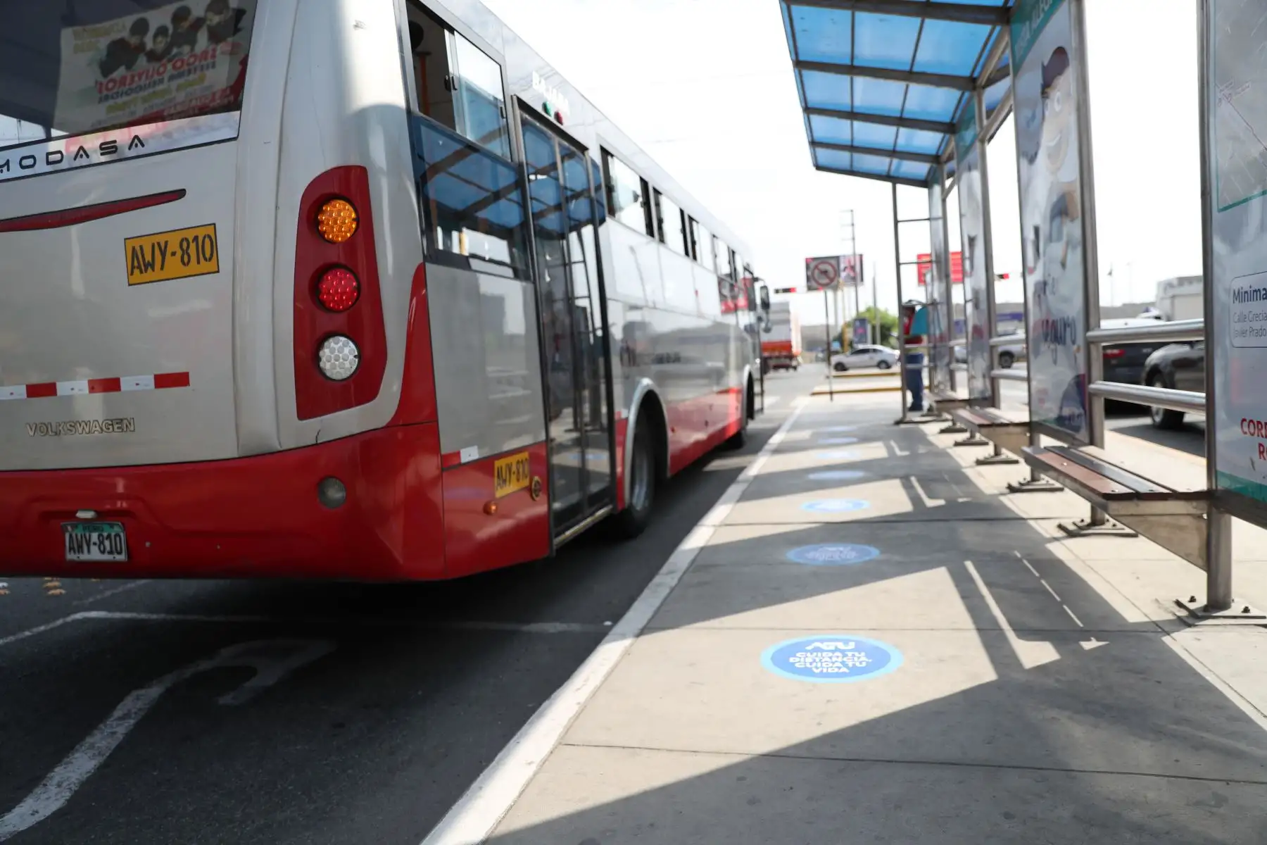 ATU realiza colocación de stickers de distanciamiento social en paraderos de transporte público. Foto: ANDINA/Difusión