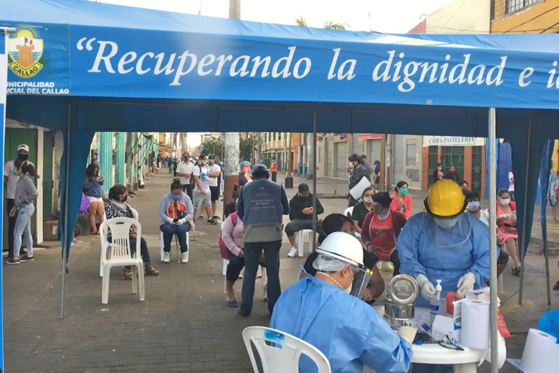 unicipalidad del Callao, en coordinación de la Diresa, realizó 150 pruebas rápidas a comerciantes y transeúntes del mercado central confirmando un total de 30 casos positivos de coronavirus. Foto: ANDINA/Municipalidad del Callao
