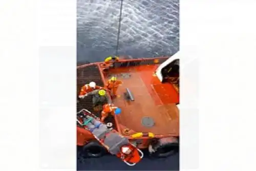 En la acción intervino la oficial de mar primero enfermera Maritza Núñez Canchari, quien se deslizó por el cable hasta llegar al remolcador para poder sujetar la camilla en la que se subió al piloto del remolcador a la nave.