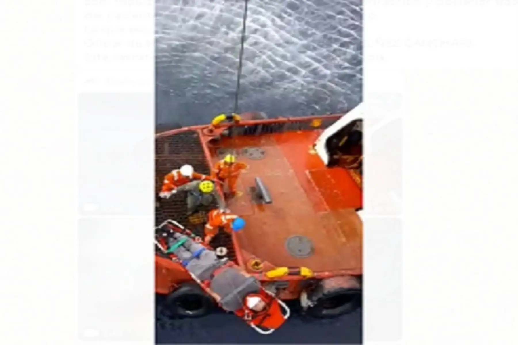 En la acción intervino la oficial de mar primero enfermera Maritza Núñez Canchari, quien se deslizó por el cable hasta llegar al remolcador para poder sujetar la camilla en la que se subió al piloto del remolcador a la nave.