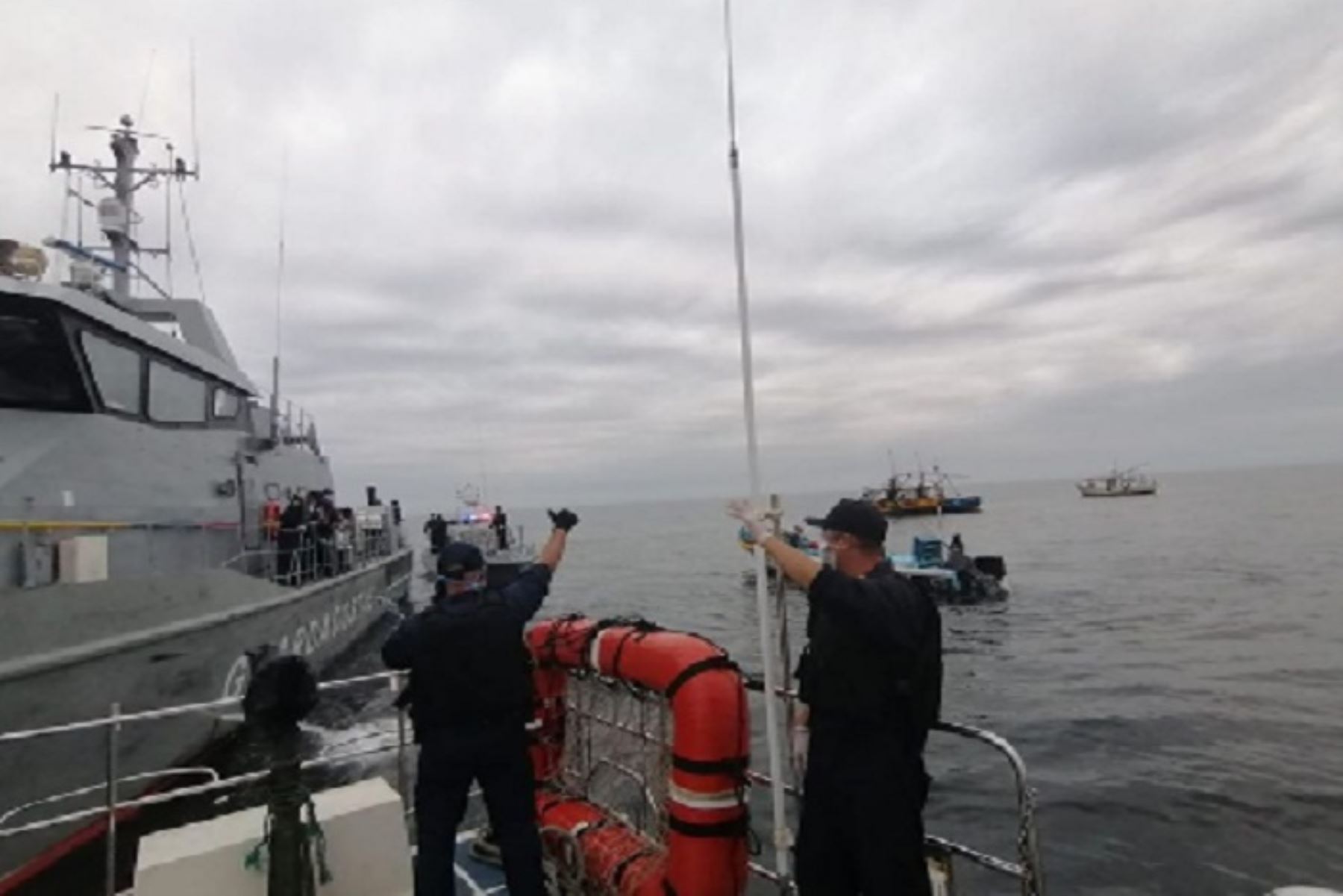 Las naves extranjeras intervenidas en aguas peruanas fueron entregadas en custodia a patrulleras de la Armada de Ecuador.