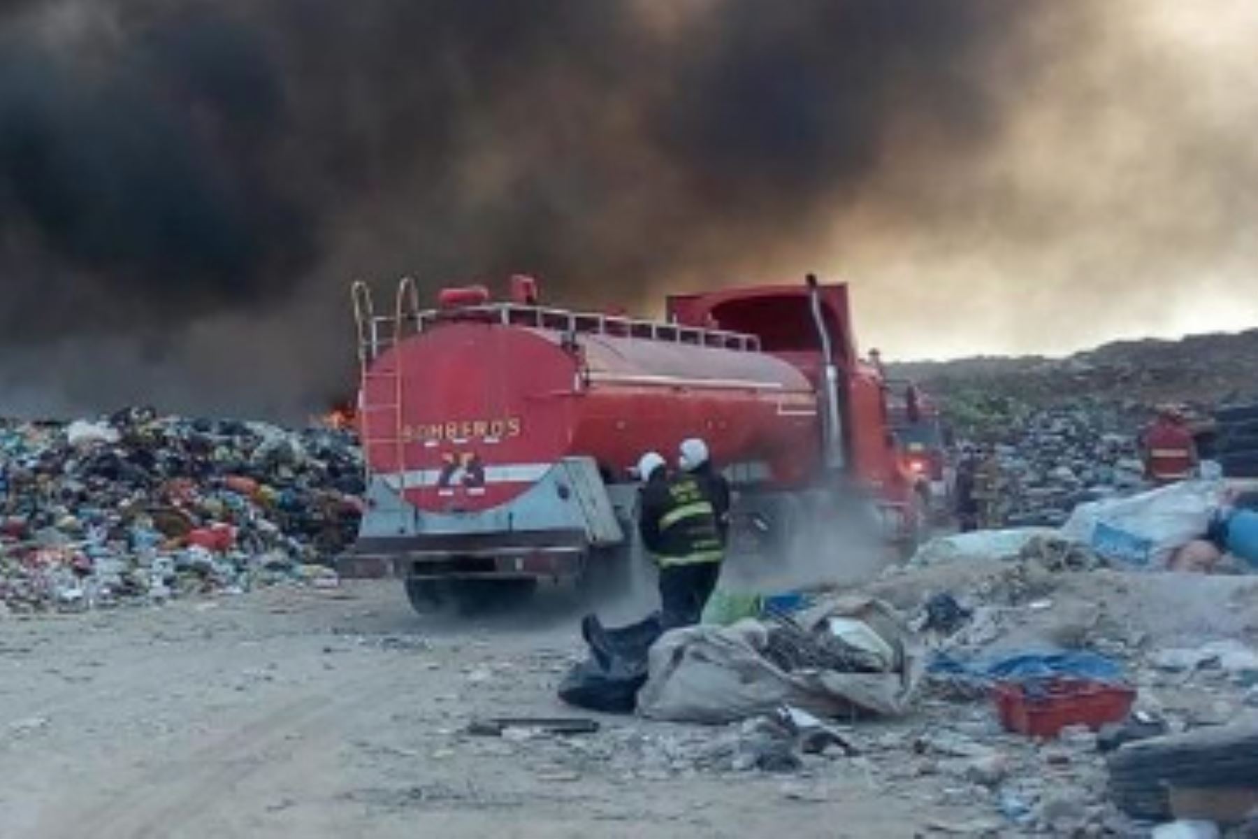 El OEFA supervisa incendio en el botadero municipal Alto Intiorko, en la región Tacna.
