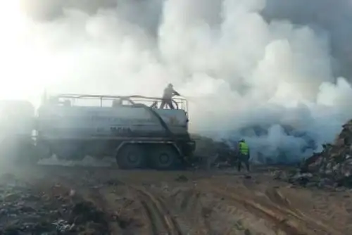 El OEFA supervisa incendio en el botadero municipal Alto Intiorko, en la región Tacna.