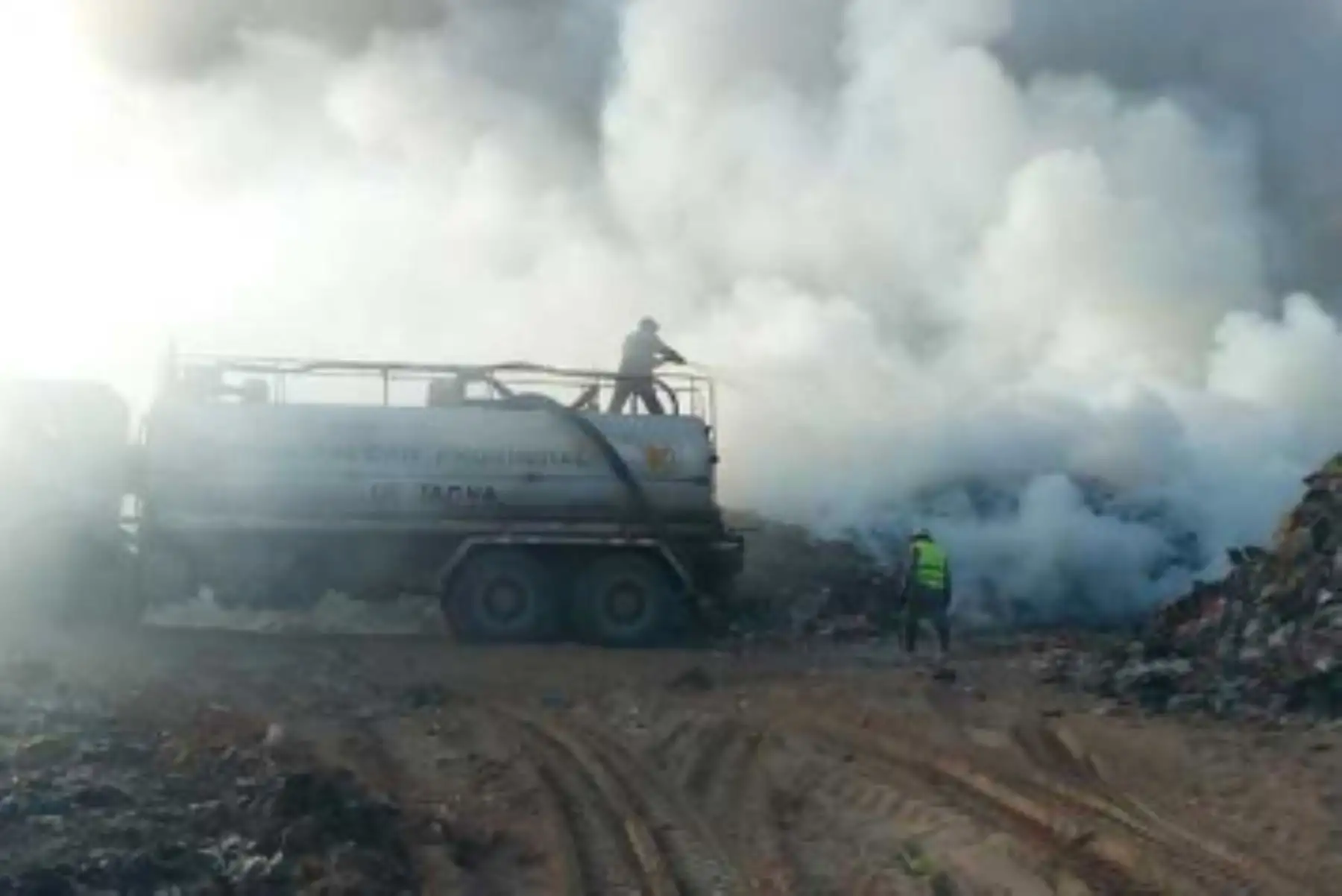 El OEFA supervisa incendio en el botadero municipal Alto Intiorko, en la región Tacna.