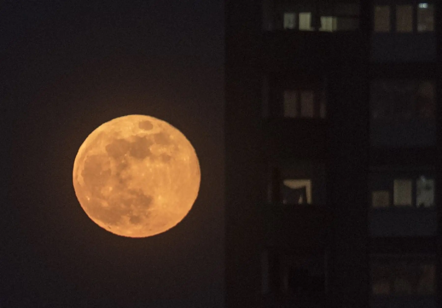 La Luna llena de mayo, conocida como la Luna llena de flores, se eleva sobre Skopje.Foto:AFP