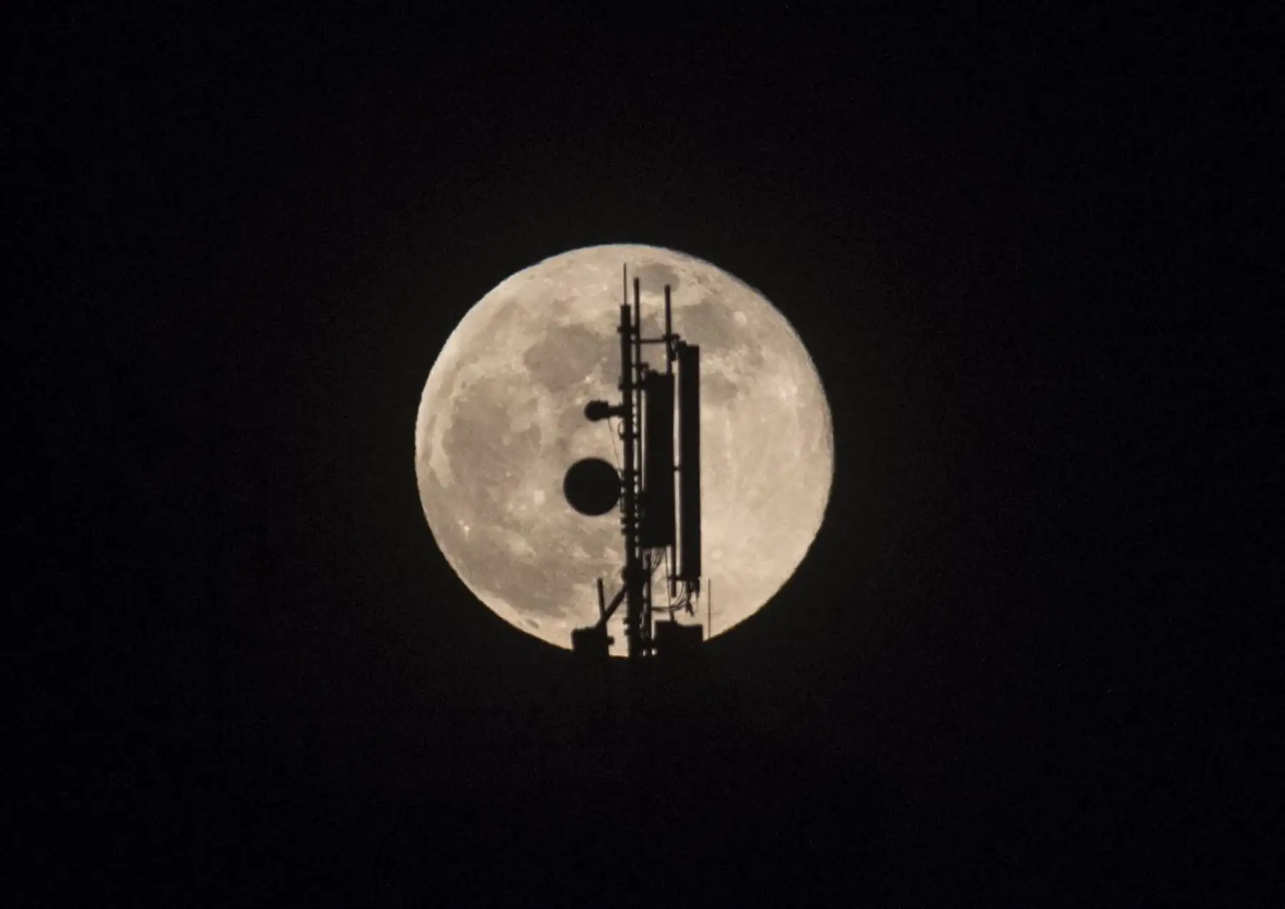 La Luna llena de mayo, conocida como la Luna llena de flores, se eleva sobre Skopje.Foto:AFP