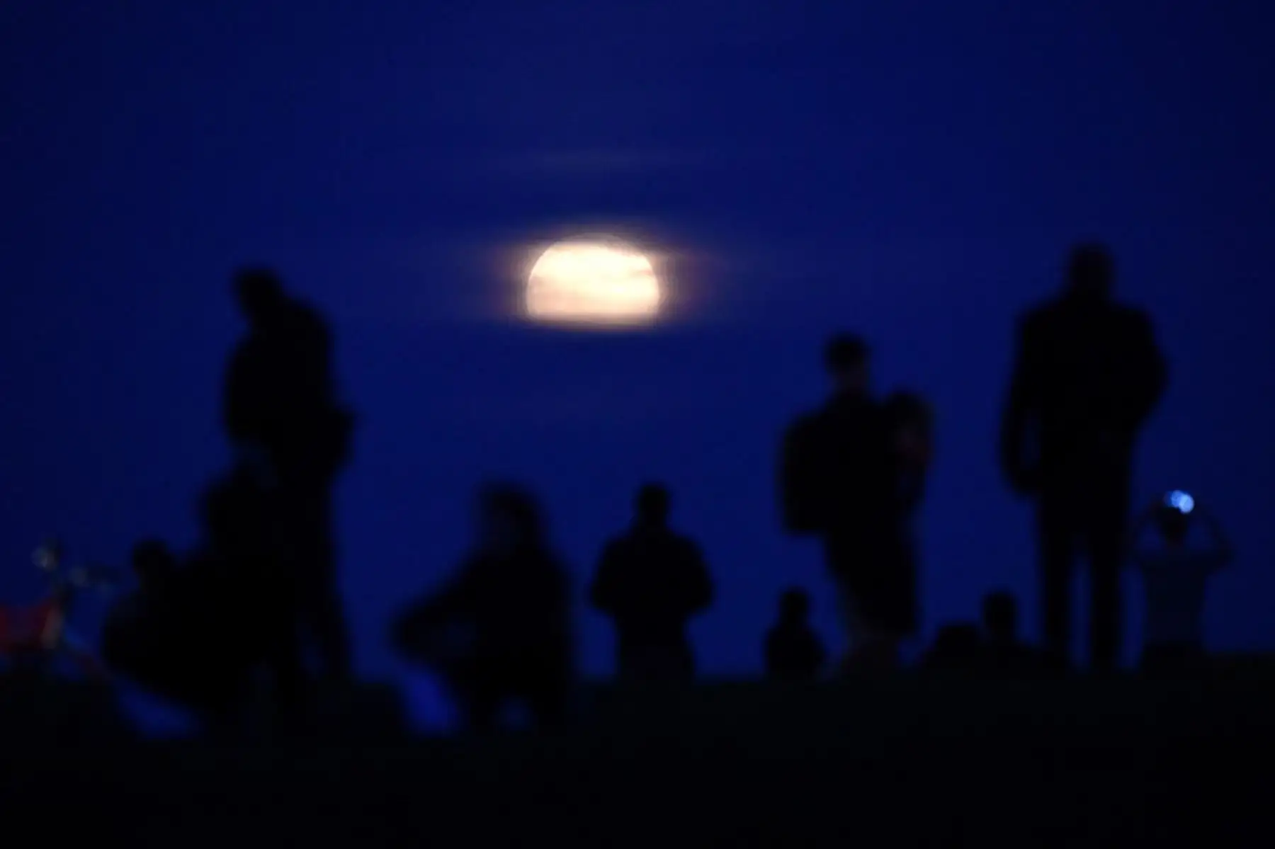 Una superluna se eleva sobre el centro de Londres.Foto:AFP