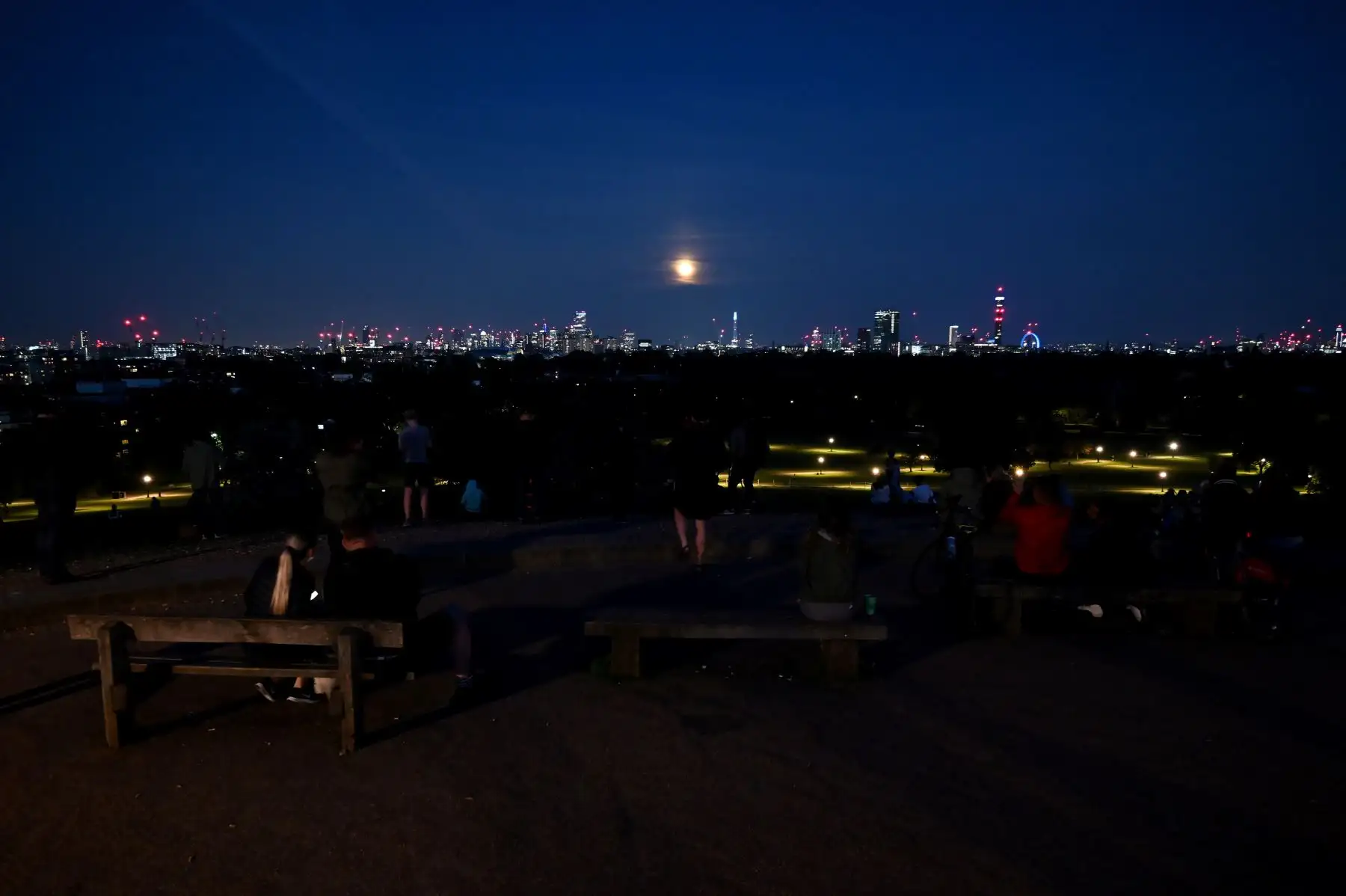 Una superluna se eleva sobre el centro de Londres.Foto:AFP
