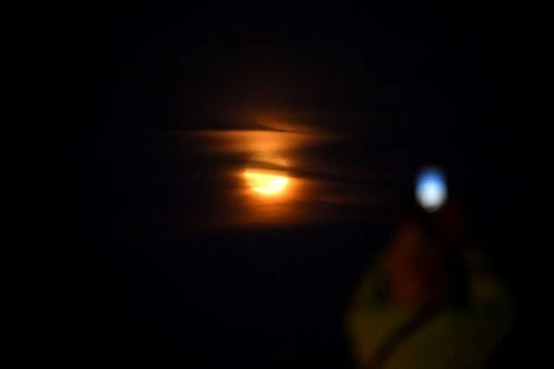Una superluna se eleva sobre el centro de Londres.Foto:AFP