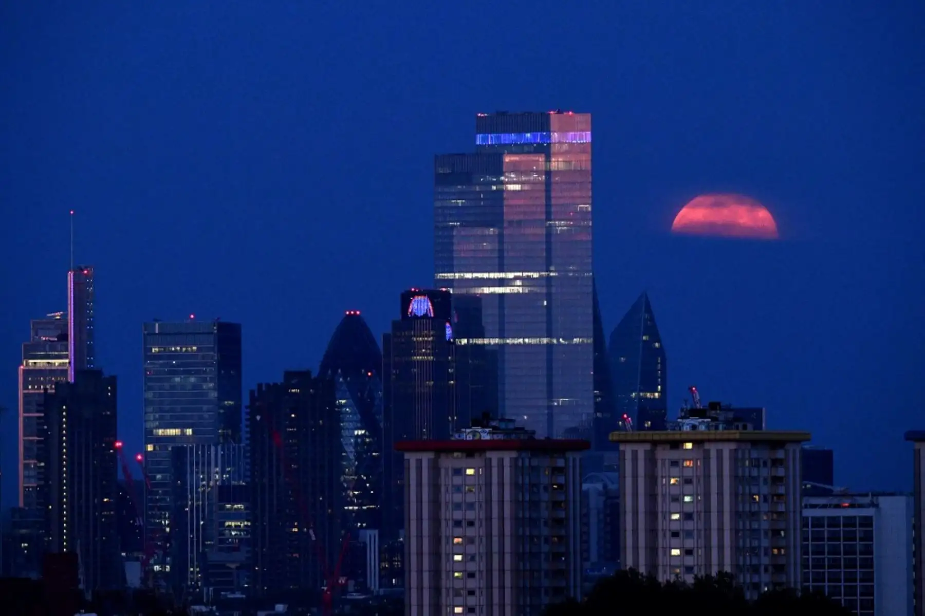 Una superluna se eleva sobre el centro de Londres.Foto:AFP