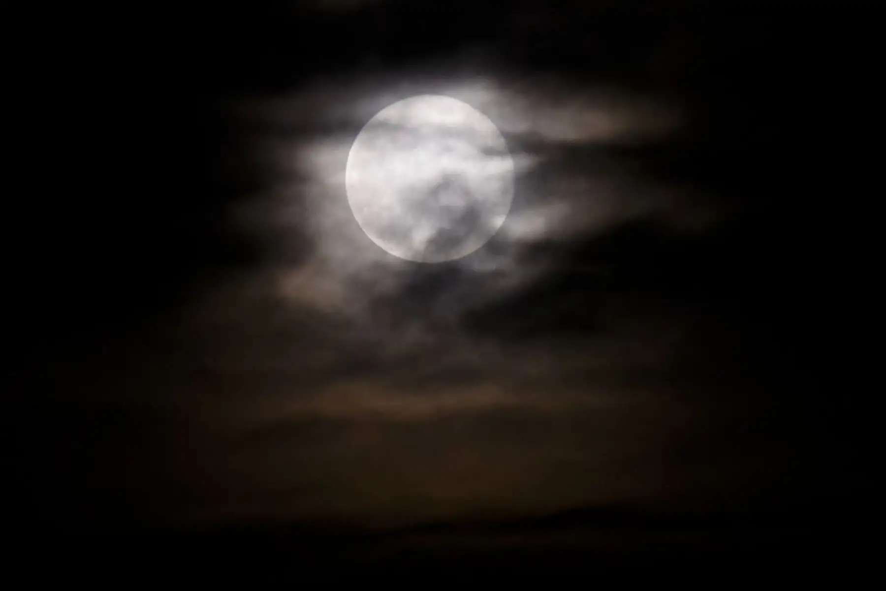 La luna llena de mayo, conocida como "luna de flores", se ve a través de las nubes cerca de Pristina.Foto:AFP
