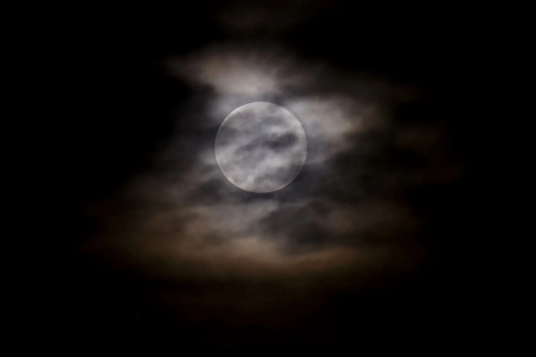La luna llena de mayo, conocida como "luna de flores", se ve a través de las nubes cerca de Pristina.Foto:AFP
