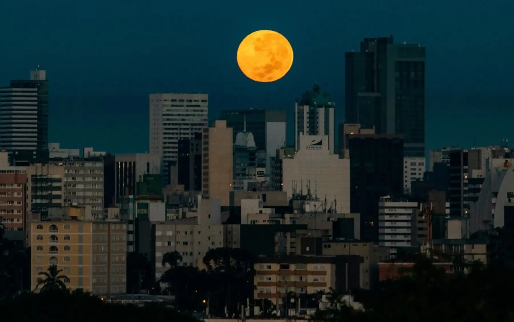 La Superluna de flores se eleva sobre Curitiba, Brasil.Foto:AFP