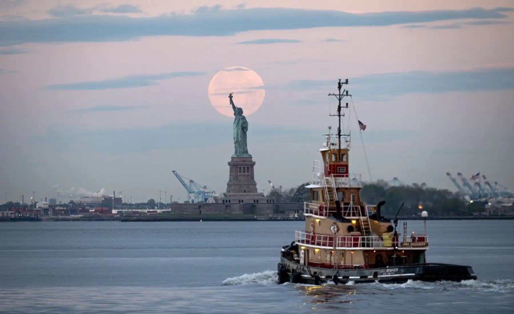 La luna llena de mayo, conocida como la luna llena de flores y es la última superluna del año, se encuentra detrás de la Estatua de la Libertad, en la ciudad de Nueva York.Foto:AFP