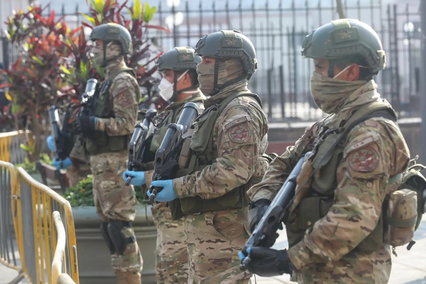 Ministro de Defensa, Walter Martos  y el titular del Ministerio del Interior, Gastón Rodríguez  supervisan operativo conjunto de las Fuerzas Armadas y la Policía del Perú en la zona comercial de Mesa Redonda, para garantizar el cumplimiento del Estado de Emergencia frente al COVID -19.
Foto: Mindef