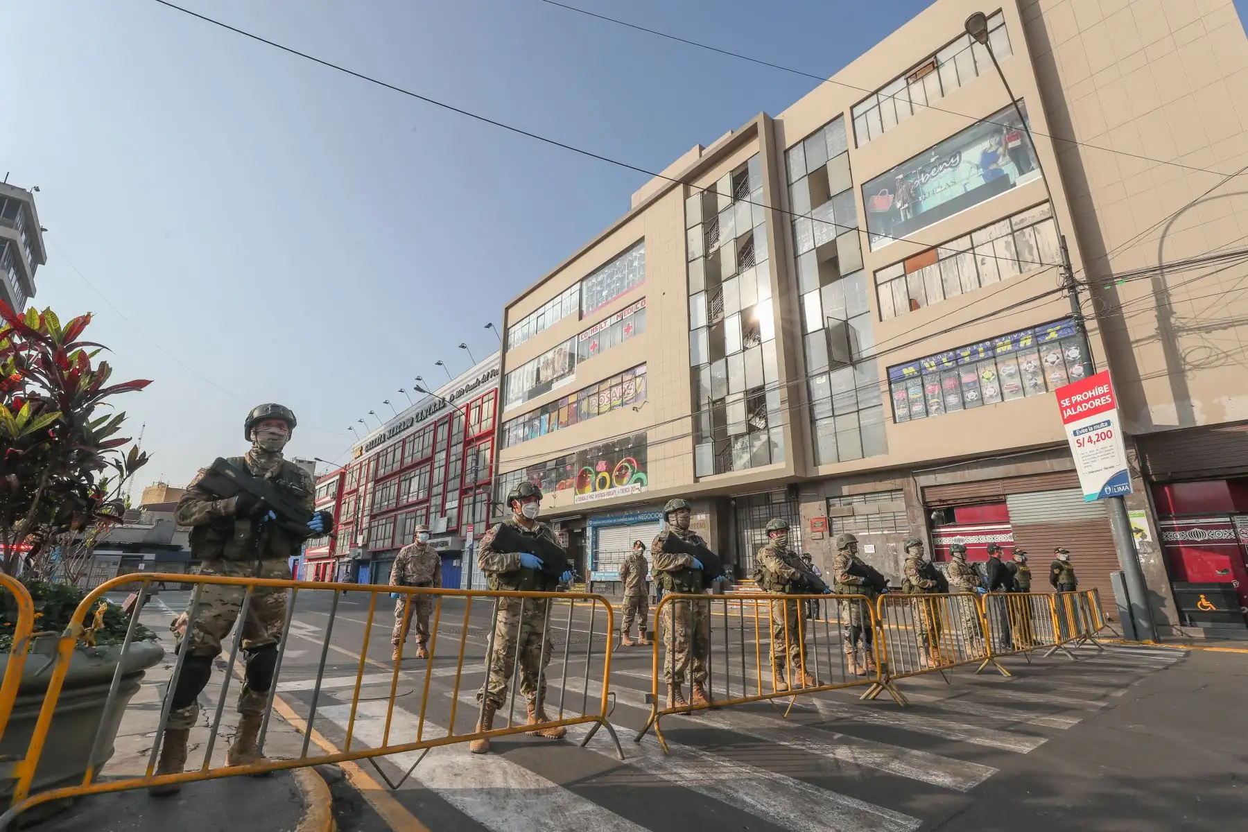 Ministro de Defensa, Walter Martos  y el titular del Ministerio del Interior, Gastón Rodríguez  supervisan operativo conjunto de las Fuerzas Armadas y la Policía del Perú en la zona comercial de Mesa Redonda, para garantizar el cumplimiento del Estado de Emergencia frente al COVID -19.
Foto: Mindef