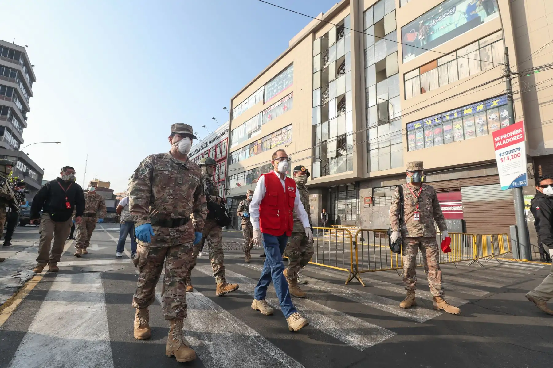 Ministro de Defensa, Walter Martos  y el titular del Ministerio del Interior, Gastón Rodríguez  supervisan operativo conjunto de las Fuerzas Armadas y la Policía del Perú en la zona comercial de Mesa Redonda, para garantizar el cumplimiento del Estado de Emergencia frente al COVID -19.
Foto: Mindef