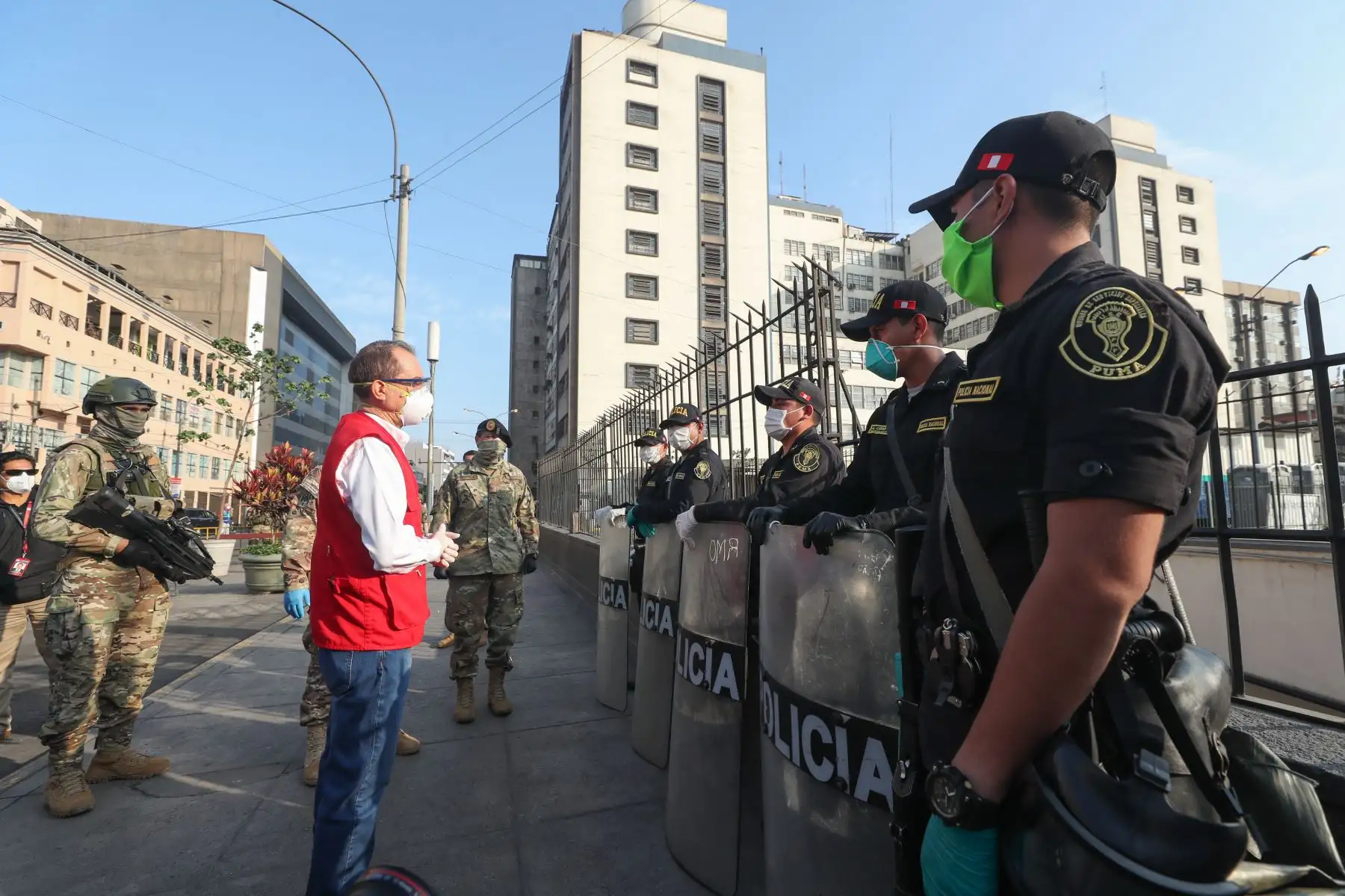 Ministro de Defensa, Walter Martos  y el titular del Ministerio del Interior, Gastón Rodríguez  supervisan operativo conjunto de las Fuerzas Armadas y la Policía del Perú en la zona comercial de Mesa Redonda, para garantizar el cumplimiento del Estado de Emergencia frente al COVID -19.
Foto: Mindef