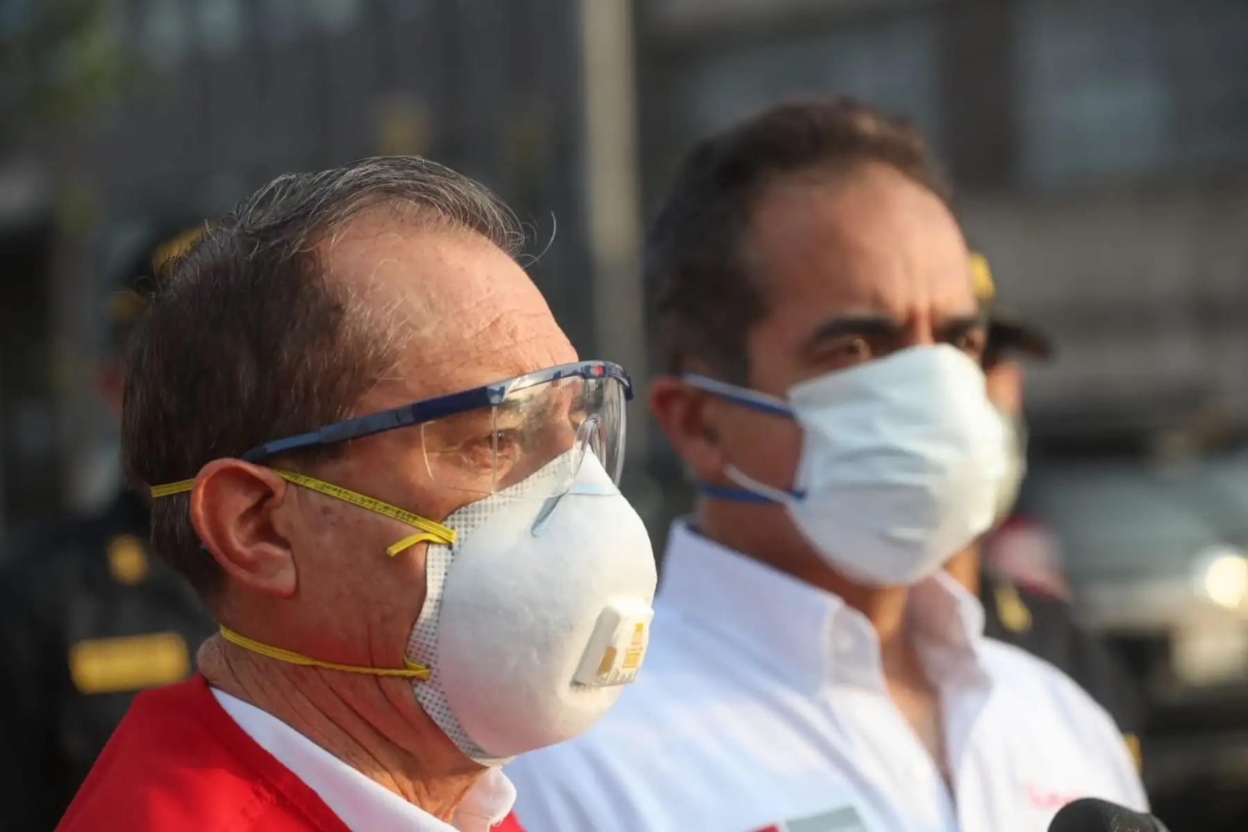 Ministro de Defensa, Walter Martos  y el titular del Ministerio del Interior, Gastón Rodríguez  supervisan operativo conjunto de las Fuerzas Armadas y la Policía del Perú en la zona comercial de Mesa Redonda, para garantizar el cumplimiento del Estado de Emergencia frente al COVID -19.
Foto: Mindef