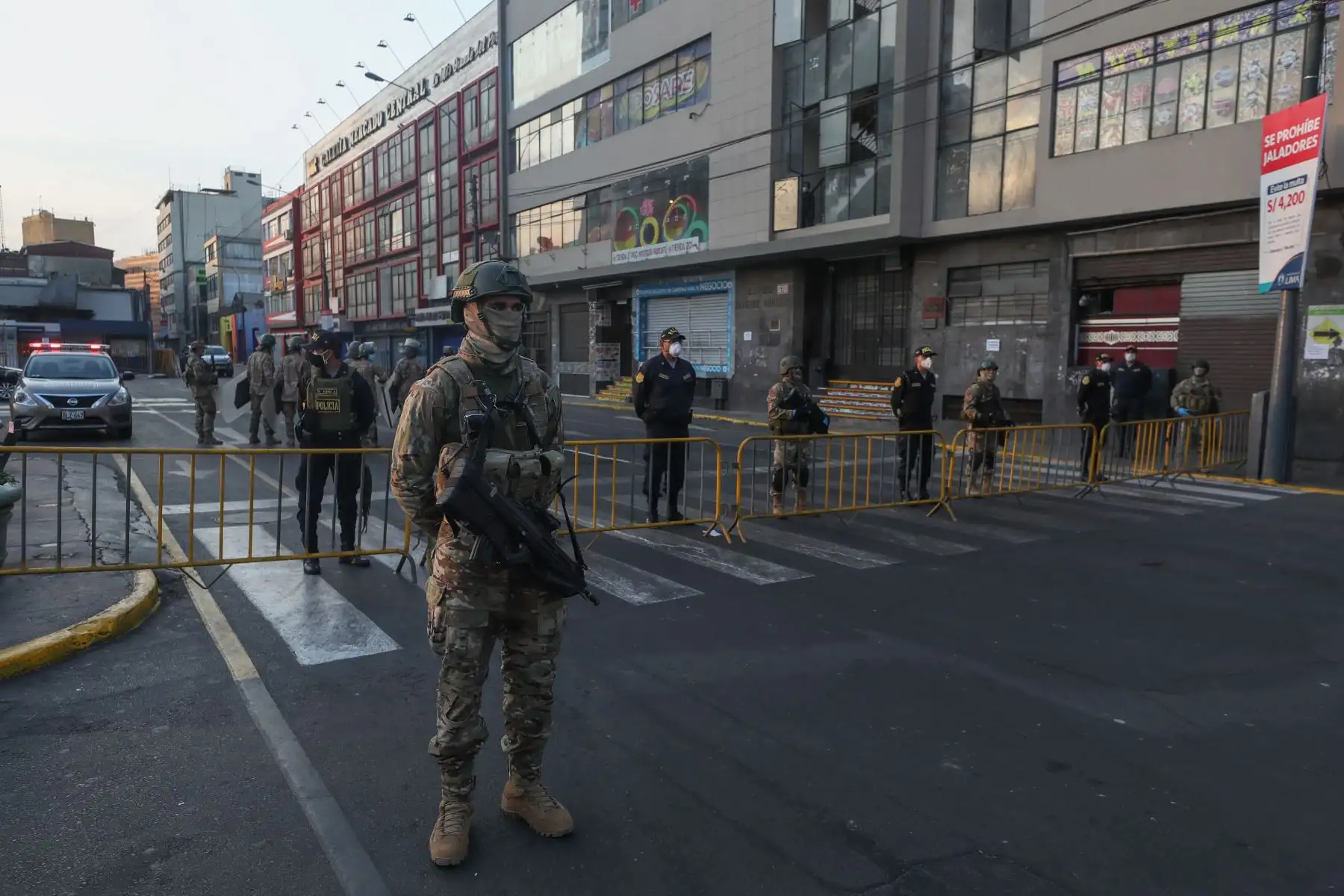 Ministro de Defensa, Walter Martos  y el titular del Ministerio del Interior, Gastón Rodríguez  supervisan operativo conjunto de las Fuerzas Armadas y la Policía del Perú en la zona comercial de Mesa Redonda, para garantizar el cumplimiento del Estado de Emergencia frente al COVID -19.
Foto: Mindef