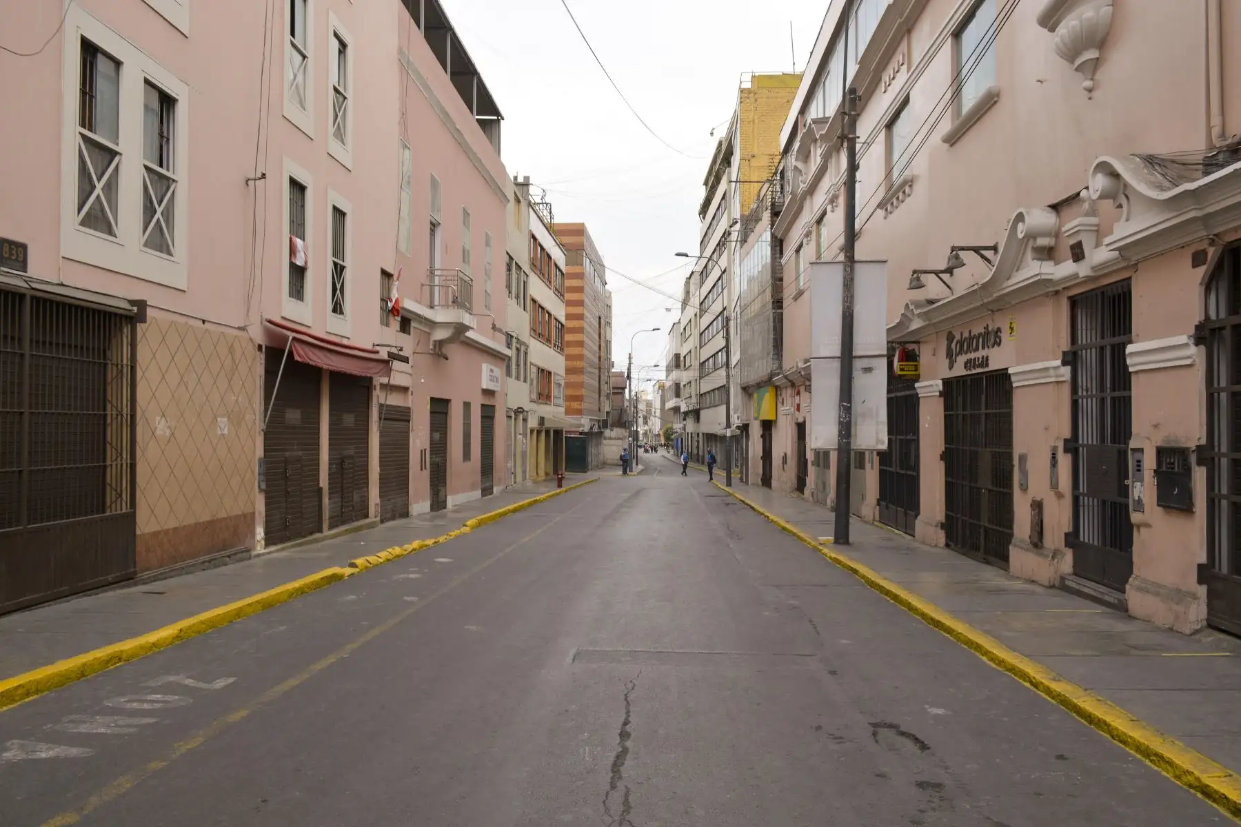 Un operativo conjunto entre la Policía Nacional, el Ejército y personal de Serenazgo de la Municipalidad de Lima permitió el cierre y control de Mesa Redonda tras observarse presencia de comerciantes días anteriores. Estas medidas se toman para evitar concentración de personas ante un riesgo de contagio de coronavirus. Foto: ANDINA/Municipalidad de Lima