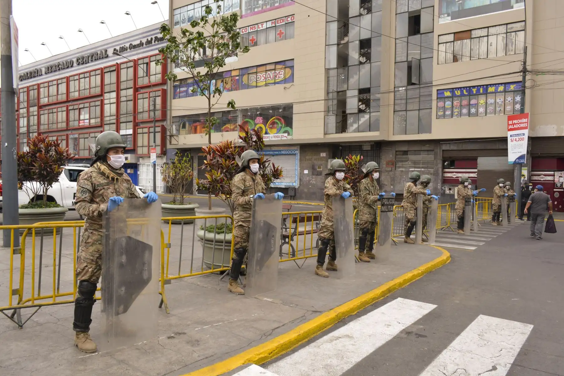 Un operativo conjunto entre la Policía Nacional, el Ejército y personal de Serenazgo de la Municipalidad de Lima permitió el cierre y control de Mesa Redonda tras observarse presencia de comerciantes días anteriores. Estas medidas se toman para evitar concentración de personas ante un riesgo de contagio de coronavirus. Foto: ANDINA/Municipalidad de Lima
