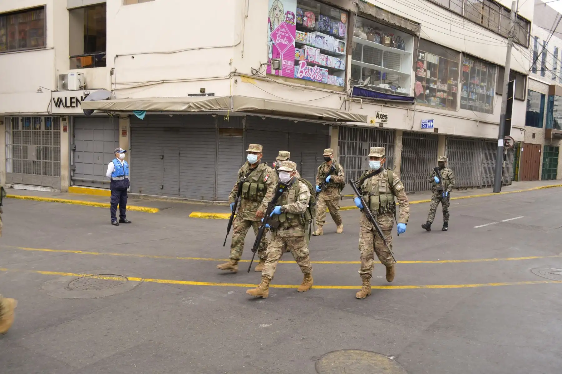 Un operativo conjunto entre la Policía Nacional, el Ejército y personal de Serenazgo de la Municipalidad de Lima permitió el cierre y control de Mesa Redonda tras observarse presencia de comerciantes días anteriores. Estas medidas se toman para evitar concentración de personas ante un riesgo de contagio de coronavirus. Foto: ANDINA/Municipalidad de Lima