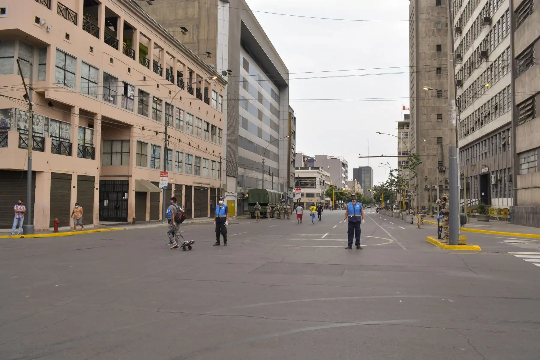 Un operativo conjunto entre la Policía Nacional, el Ejército y personal de Serenazgo de la Municipalidad de Lima permitió el cierre y control de Mesa Redonda tras observarse presencia de comerciantes días anteriores. Estas medidas se toman para evitar concentración de personas ante un riesgo de contagio de coronavirus. Foto: ANDINA/Municipalidad de Lima