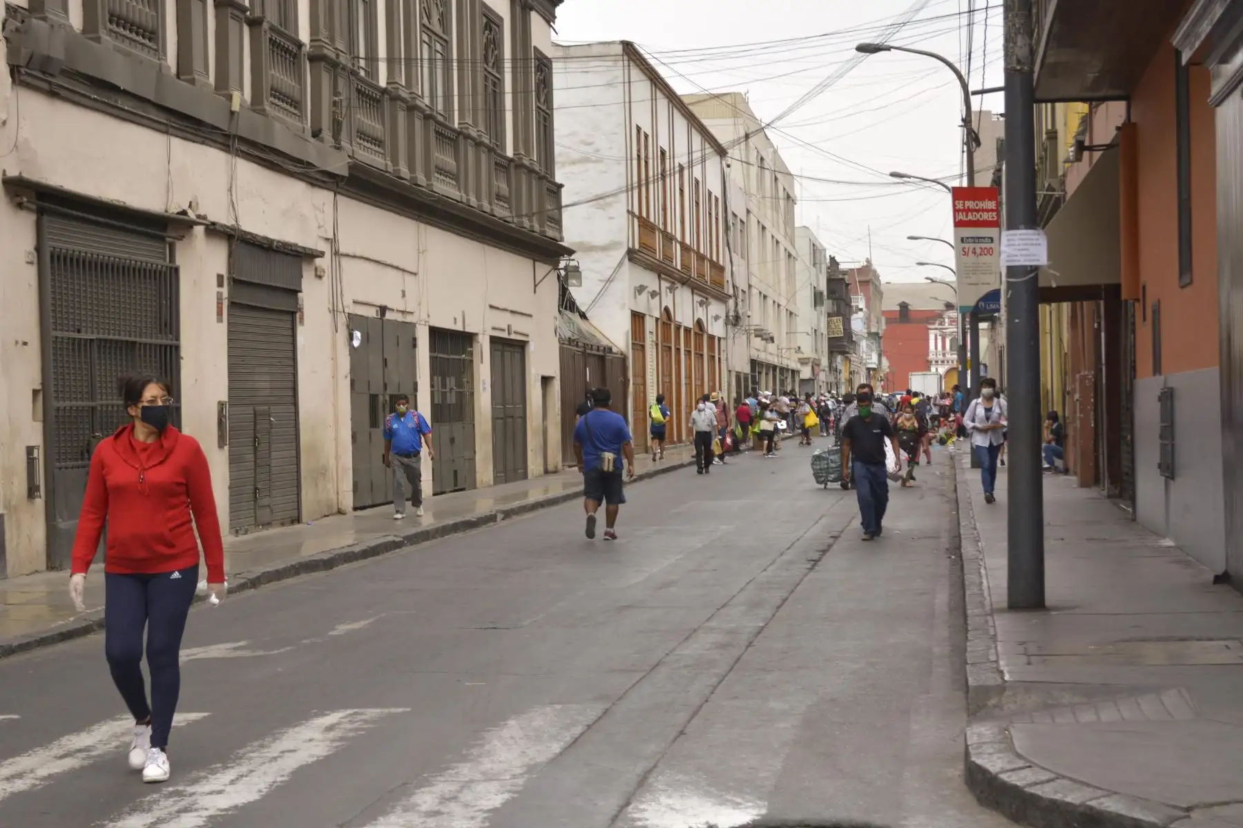 Un operativo conjunto entre la Policía Nacional, el Ejército y personal de Serenazgo de la Municipalidad de Lima permitió el cierre y control de Mesa Redonda tras observarse presencia de comerciantes días anteriores. Estas medidas se toman para evitar concentración de personas ante un riesgo de contagio de coronavirus. Foto: ANDINA/Municipalidad de Lima