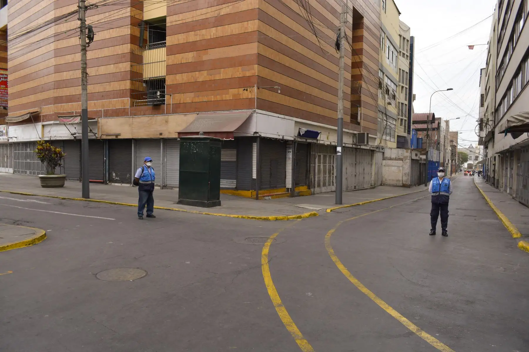 Un operativo conjunto entre la Policía Nacional, el Ejército y personal de Serenazgo de la Municipalidad de Lima permitió el cierre y control de Mesa Redonda tras observarse presencia de comerciantes días anteriores. Estas medidas se toman para evitar concentración de personas ante un riesgo de contagio de coronavirus. Foto: ANDINA/Municipalidad de Lima
