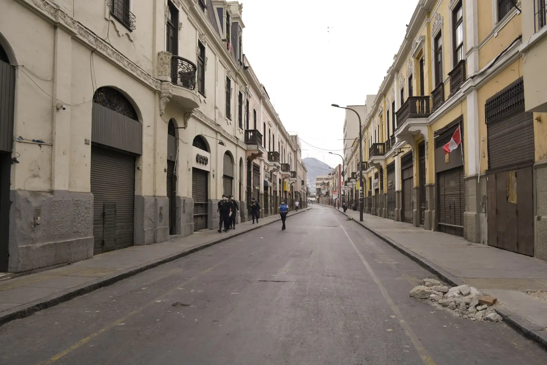 Un operativo conjunto entre la Policía Nacional, el Ejército y personal de Serenazgo de la Municipalidad de Lima permitió el cierre y control de Mesa Redonda tras observarse presencia de comerciantes días anteriores. Estas medidas se toman para evitar concentración de personas ante un riesgo de contagio de coronavirus. Foto: ANDINA/Municipalidad de Lima