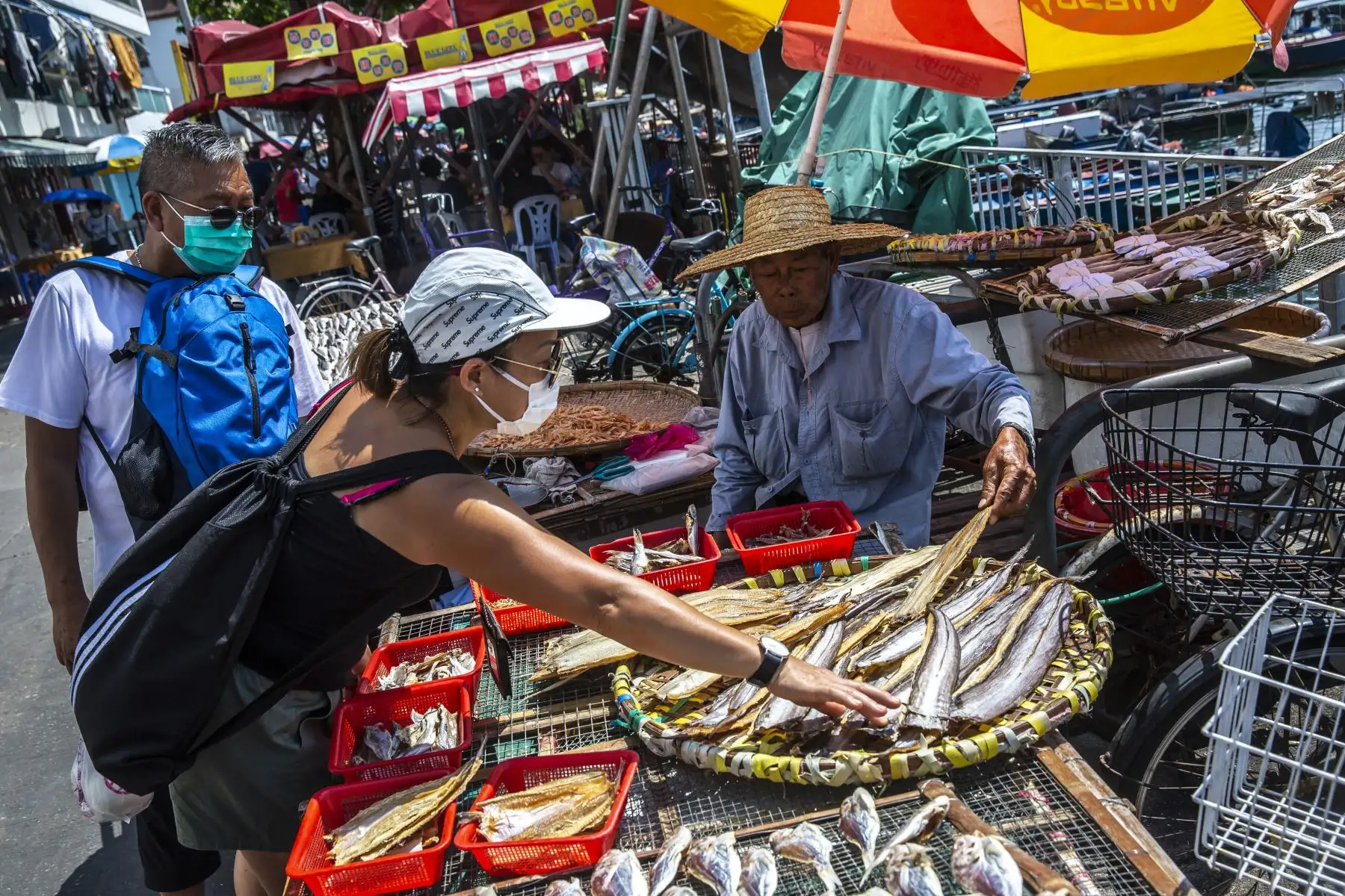 Un hombre vende mariscos secos en la isla Cheung Chau en Hong Kong. Foto: AFP